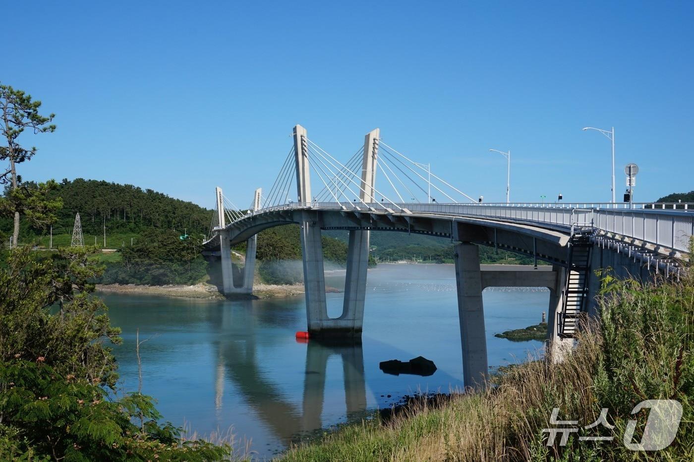 나배대교. 다리 건넌편이 면소재지 하조도의 세목나루다. 2025.8.8/뉴스1 ⓒ News1 조영석 기자 