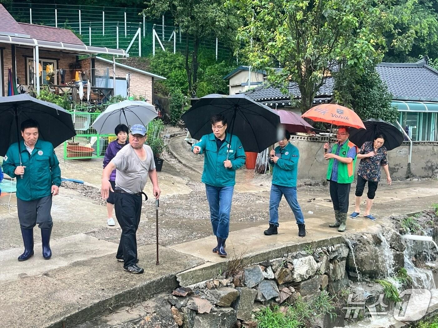 본문 이미지 - 진병영 함양군수가 지역의 수해 피해 현장을 점검하고 있다(함양군 제공. 재판매 및 DB금지)