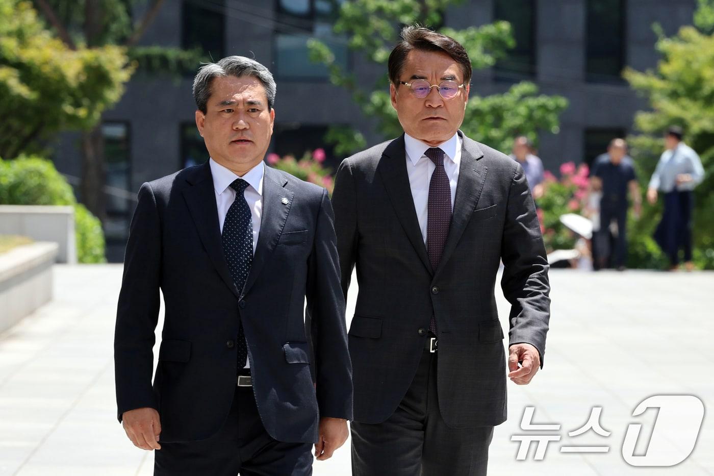 윤석열 전 대통령 법률대리인단(배보윤·송진호 변호사)이 7일 오후 서울 서초구 고등검찰청 앞에서 김건희 특검팀(특별검사 민중기)의 윤 전 대통령 2차 체포영장 집행 관련 기자회견을 위해 발걸음을 옮기고 있다. 2025.8.7/뉴스1 ⓒ News1 황기선 기자