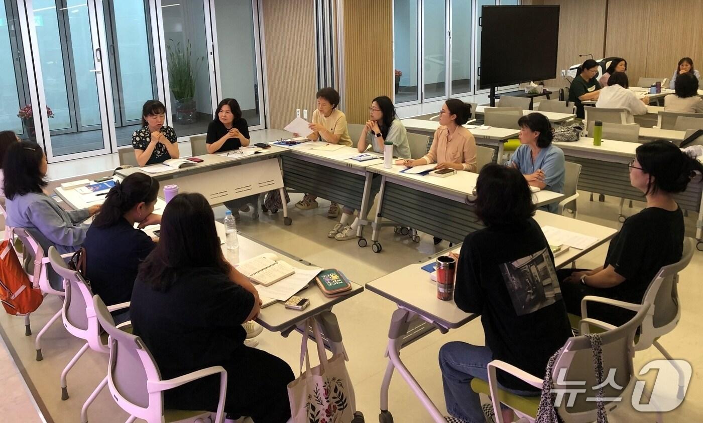 본문 이미지 - 충북교육청 교육도서관은 학부모와 지역주민을 대상으로 도서관 활동가 프로그램을 운영한다.(충북교육청 제공)/뉴스1