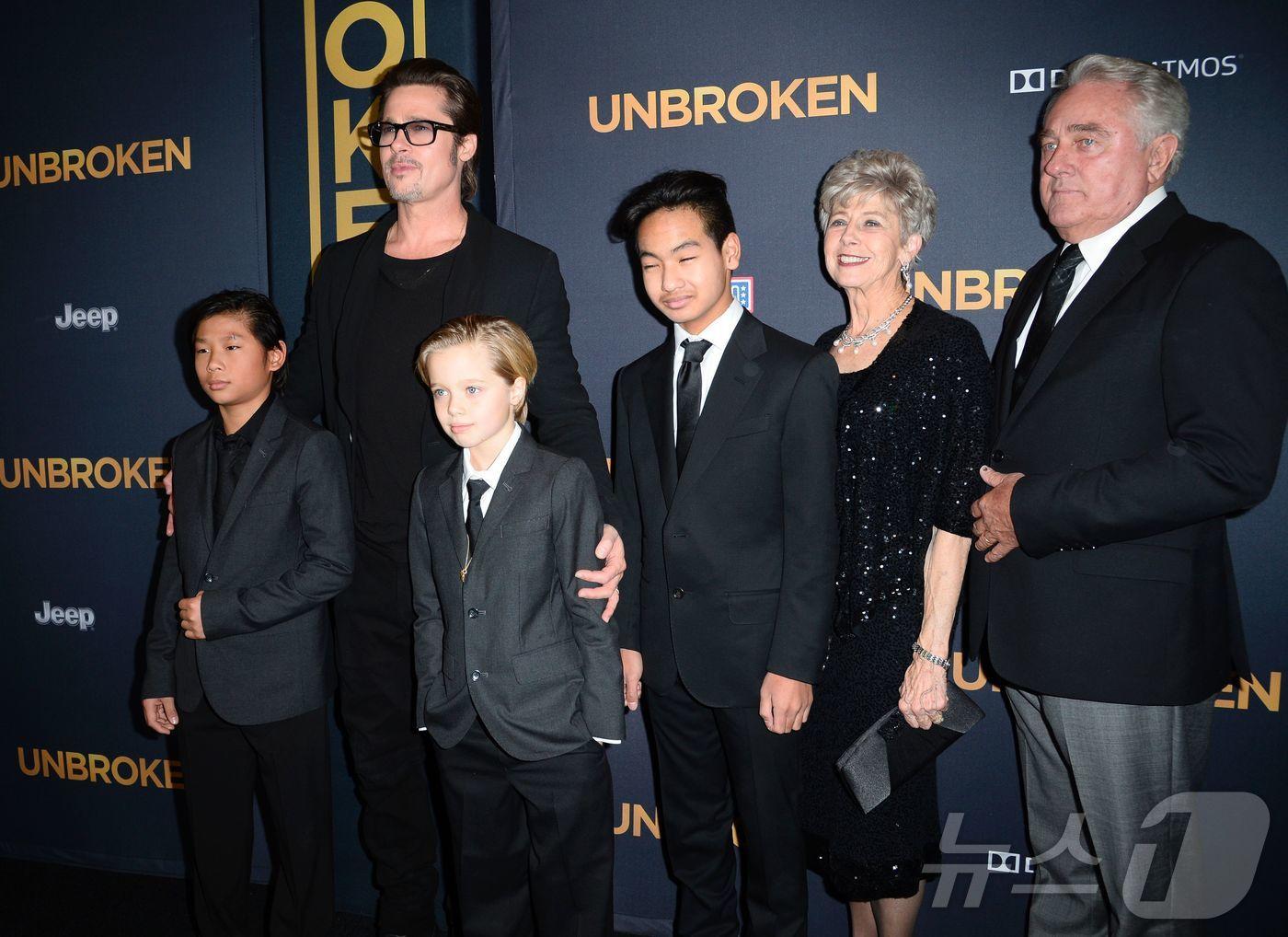 본문 이미지 - 브래드 피트(맨 왼쪽)와 어머니 제인 피트(오른쪽에서 두 번째), 아버지 윌리엄 피트(맨 오른쪽) ⓒ AFP=뉴스1