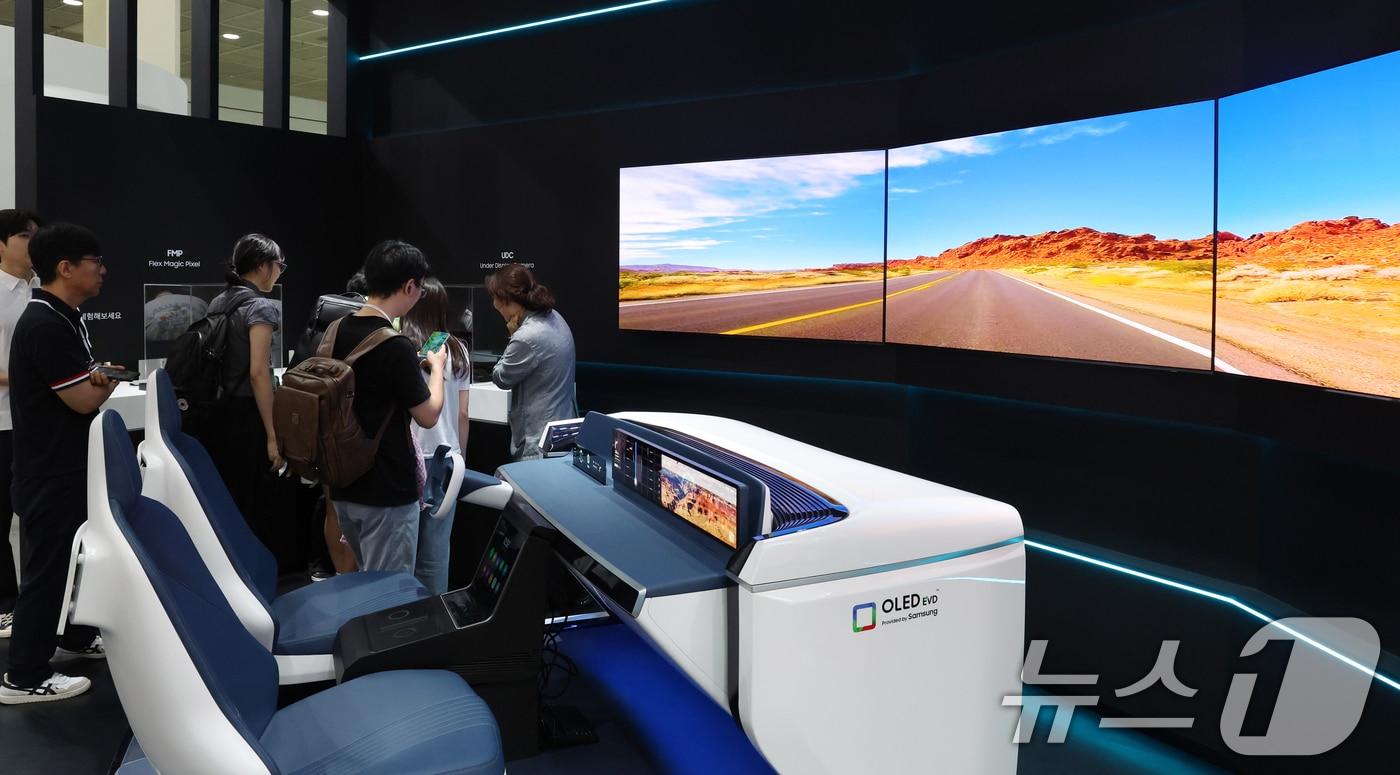 지난 7일 서울 강남구 코엑스에서 열린 2025 한국디스플레이산업 전시회에서 관람객들이 전시물을 둘러보고 있다.  2025.8.7/뉴스1 ⓒ News1 김명섭 기자
