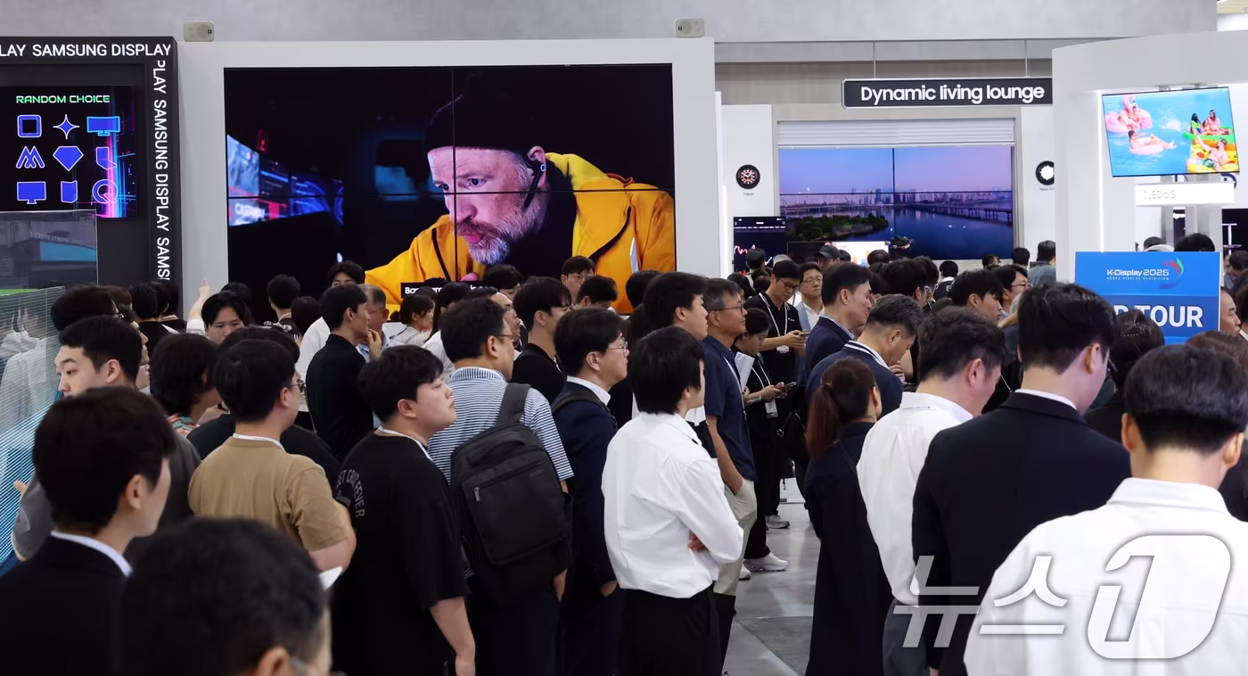 8월 7일 서울 강남구 코엑스에서 열린 2025 한국디스플레이산업 전시회에서 관람객들이 전시물을 둘러보고 있다. 2025.8.7/뉴스1 ⓒ News1 김명섭 기자