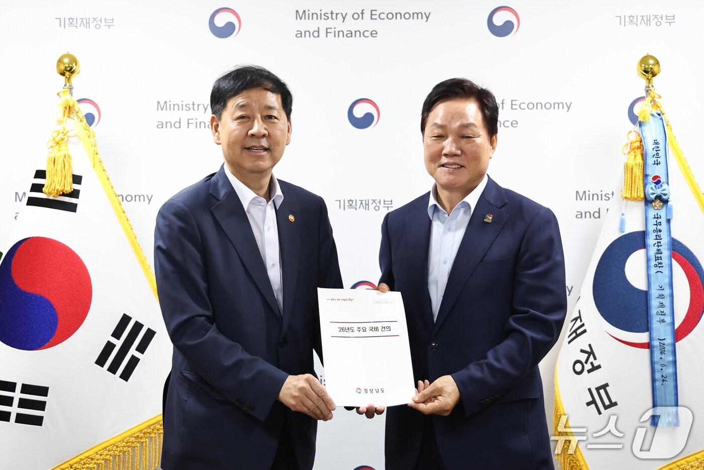 박완수 지사(오른쪽)가 7일 정부서울청사에서 지역 주요 현안 지원 요청을 위해 만난 구윤철 경제부총리 겸 기획재정부 장관과 기념촬영을 하고 있다.(경남도 제공. 재판매 및 DB금지)