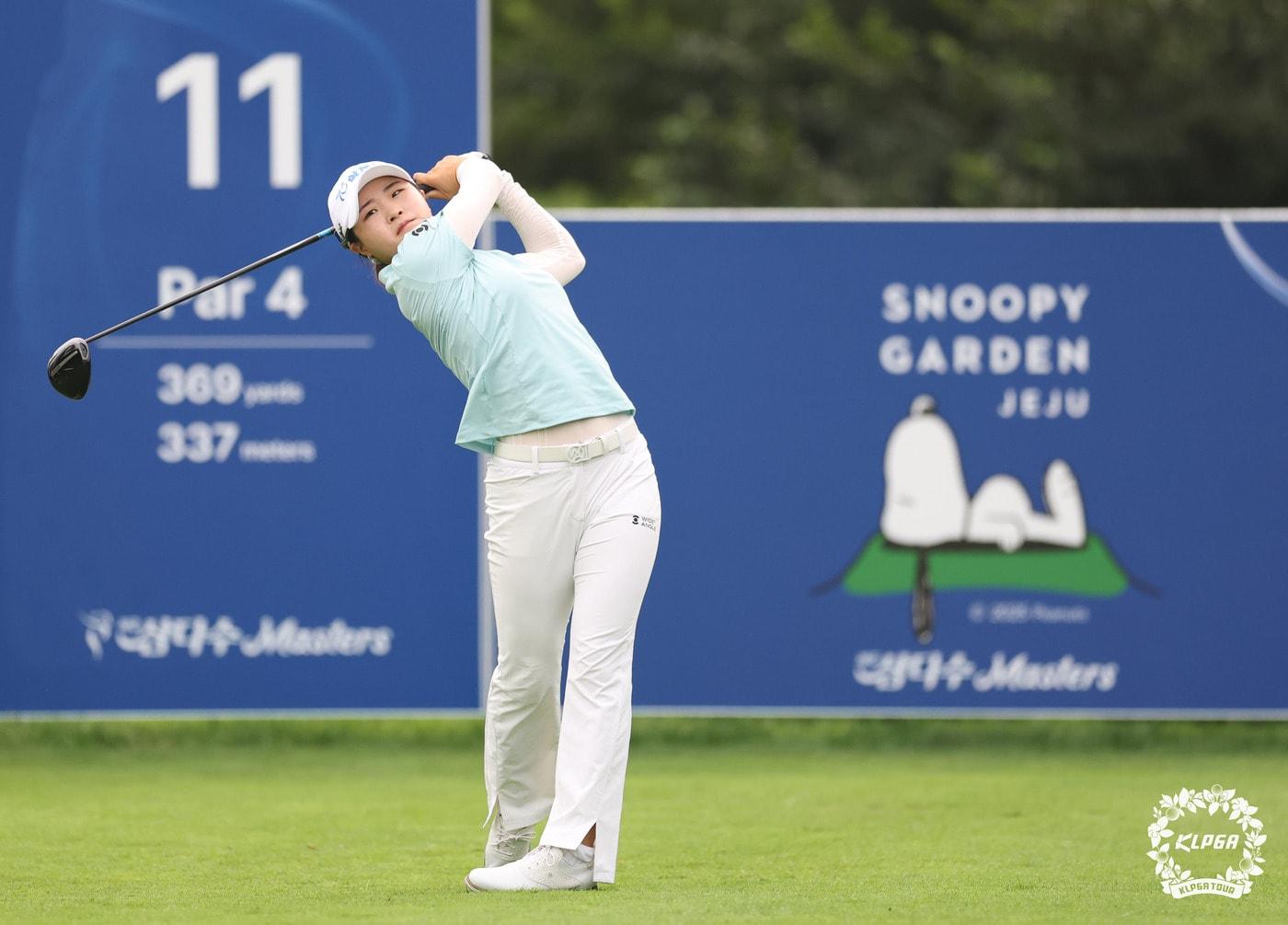 본문 이미지 - 고지원이 7일 열린 KLPGA투어 제주 삼다수 마스터스 1라운드에서 11번홀 티샷을 하고 있다. &#40;KLPGA 제공&#41;