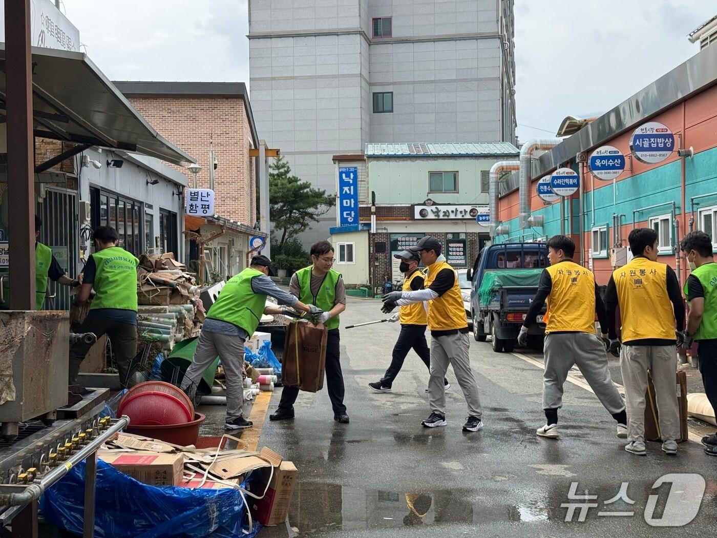 본문 이미지 - 송강 광주고검 검사장을 비롯한 검찰 관계자들이 7일 전남 함평을 찾아 수해 복구 작업을 돕고 있다.&#40;광주고검 제공. 재판매 및 DB 금지&#41; 2025.8.7