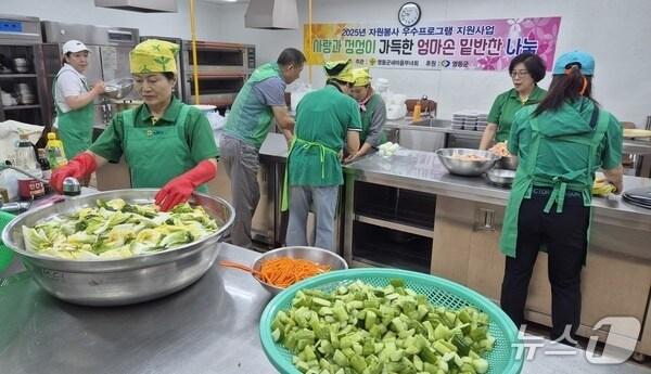 본문 이미지 - 7일 오전 충북 영동군 새마을부녀회 회장단이 지역 초·중학생들을 위한 밑반찬을 만들고 있다.  /뉴스1