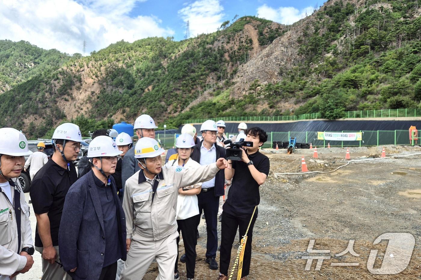 본문 이미지 - 김성환 환경부 장관이 7일 경북 봉화군 소재 영풍 석포제련소를 방문해 아연 생산 공정과 환경관리 현황 설명을 듣고 있다. (환경부 제공. 재판매 및 DB 금지) 2025.8.7 ⓒ 뉴스1