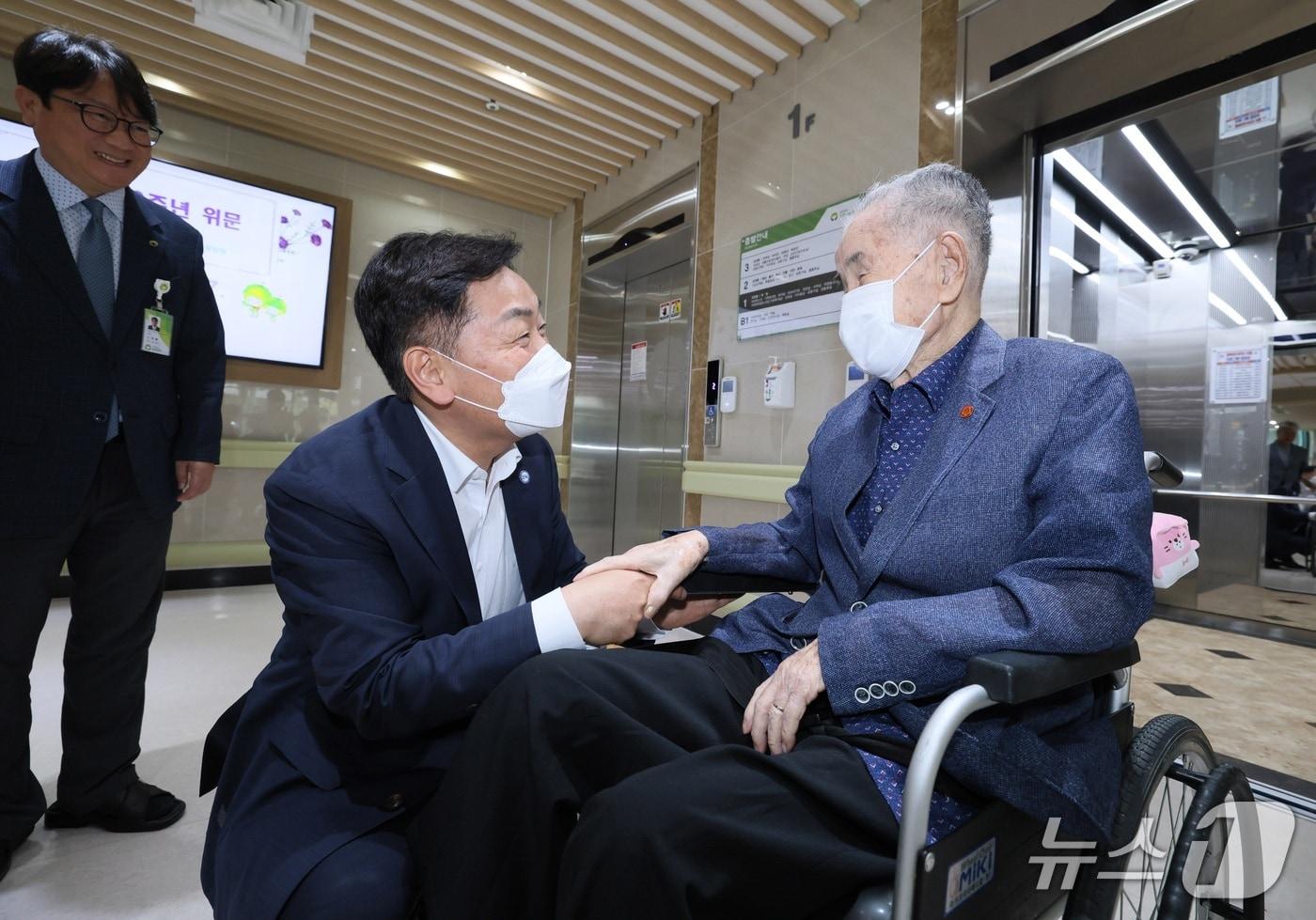 7일 전주보훈요양원을 찾은 김관영 전북도지사가 호남권 유일 생존 애국지사인 이석규 지사의 손을 잡고 존경과 감사의 뜻을 전하고 있다.(전북도 제공. 재판매 및 DB금지)/뉴스1