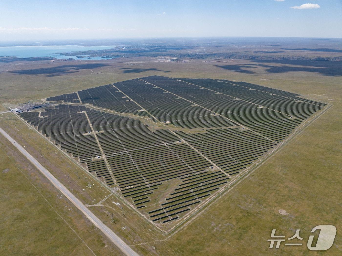 본문 이미지 - 하늘에서 본 카자흐스탄 알마티의 누르기사 100MW 태양광 발전 단지 모습&#40;wikipedia&#41; ⓒ 뉴스1