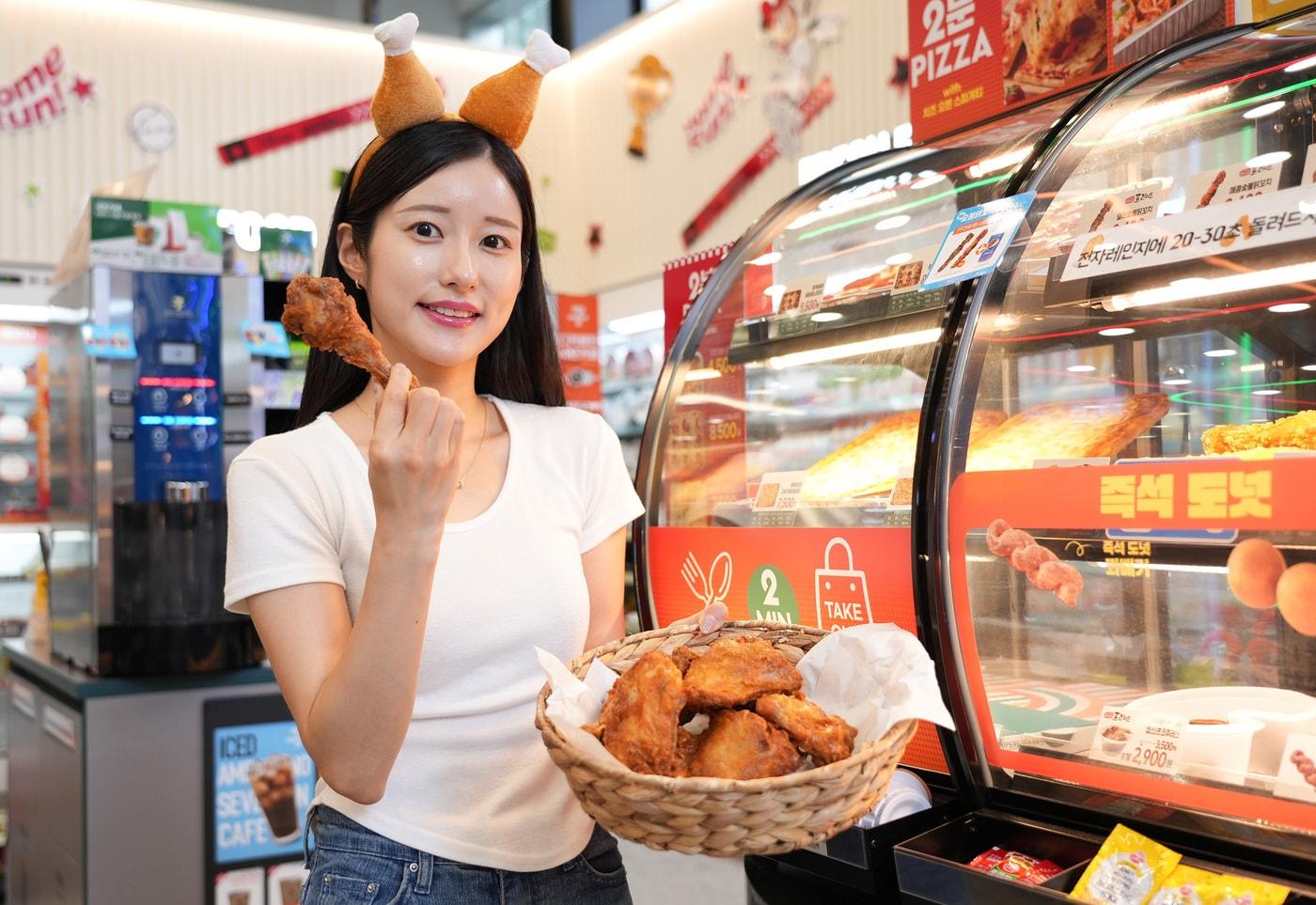 세븐일레븐이 1만 원 초반대의 &#39;한도초과 옛날통닭&#39;을 출시했다.&#40;세븐일레븐 제공&#41;