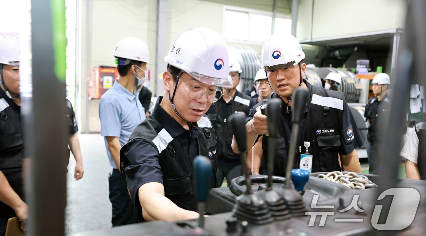 김영훈 고용노동부 장관이 안전한 일터 프로젝트 제3차 불시점검으로 7일 경기 안양시에 위치한 제조업 사업장을 방문해 끼임사고 예방을 위한 핵심안전수칙 준수 여부를 집중 점검하고 있다. &#40;고용노동부 제공. 재판매 및 DB 금지&#41; 2025.8.7/뉴스1