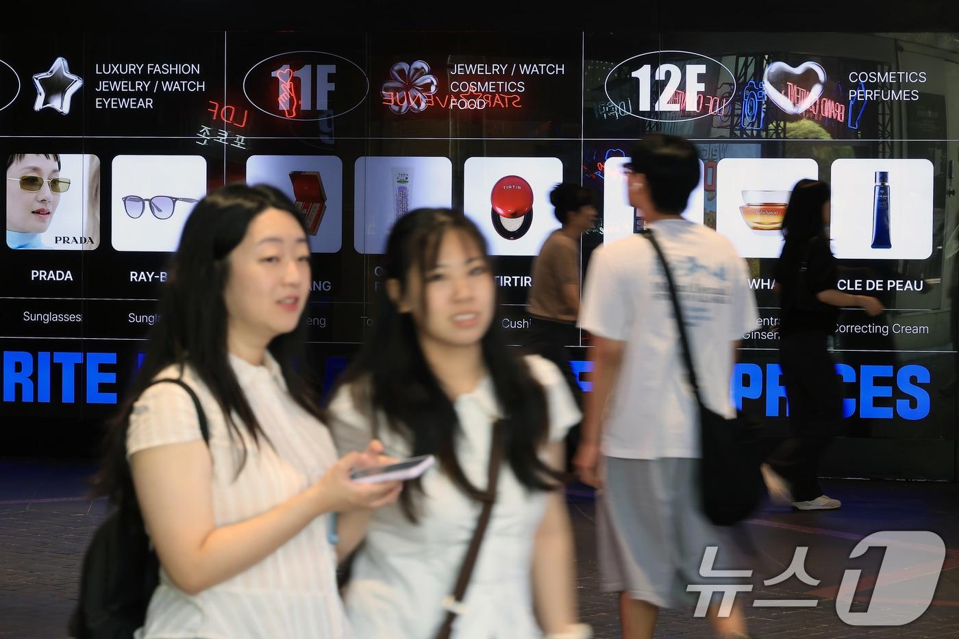 중국 단체 관광객 무비자 입국 시행 허용에 면세업계의 기대감이 커지고 있는 7일 오후 서울 시내 한 면세점을 찾은 관광객 등이 쇼핑을 위해 발걸음을 옮기고 있다.  2025.8.7/뉴스1 ⓒ News1 박정호 기자