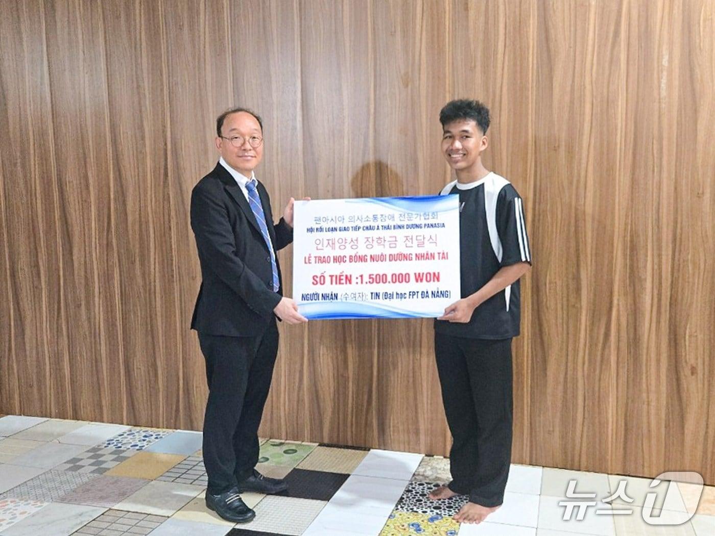 본문 이미지 - 탁평곤 교수가 베트남 소수민족 지역인 뿔레이꾸&#40;Pleiku&#41;를 방문해 ‘Pan아시아 의사소통장애 전문가협회’에서 조성한 장학금을 현지 대학생에게 전달하고 있다.&#40;우송대 제공.재판매 및 DB금지&#41;/뉴스1  