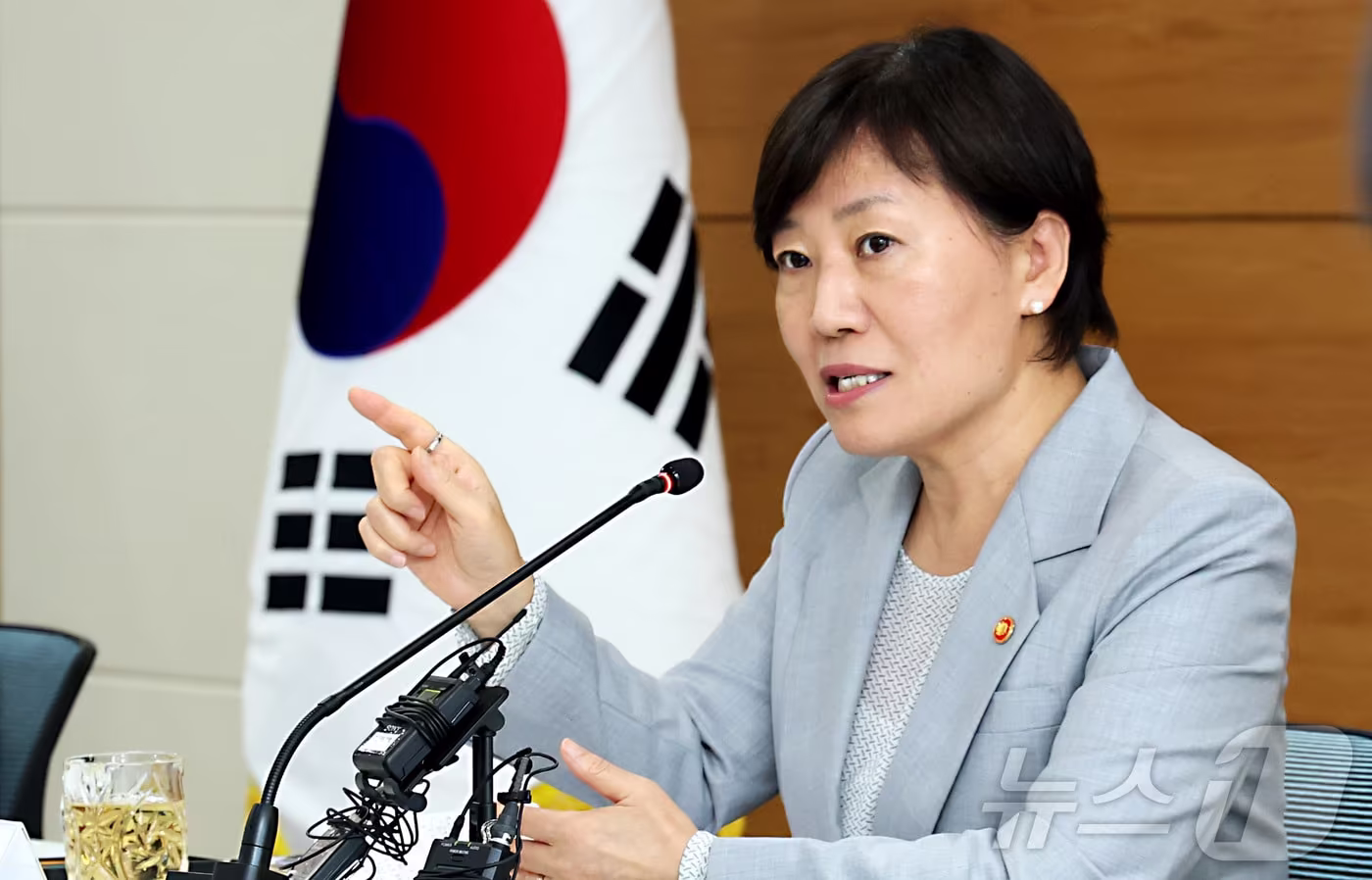 송미령 농식품부 장관이 7일 오후 세종시 정부세종청사에서 열린 출입기자단 간담회에 참석하여 폭염·폭우 대응 여름철 농식품 수급, 한미관세협상, APEC식량안보장관회의 등 현안·정책 관련 질문에 답하고 있다. 2025.8.7/뉴스1 ⓒ News1 김기남 기자