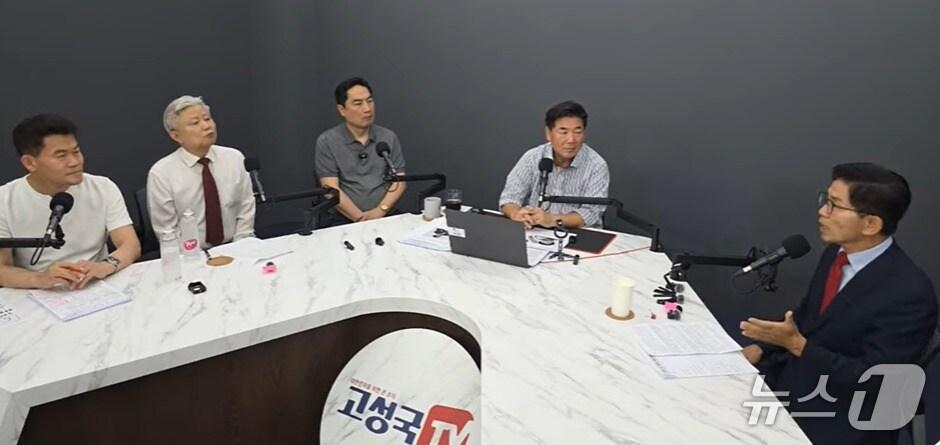 본문 이미지 - 김문수 국민의힘 당대표 후보가 7일 보수 성향 유튜버인  전한길·성장경·강용석·고성국 씨(사진 왼쪽부터)가 공동 진행한 '자유 우파 유튜브 연합 토론회'에 출연해 계엄에 대해 자신의 생각을 밝히고 있다. (유튜브 갈무리) ⓒ 뉴스1