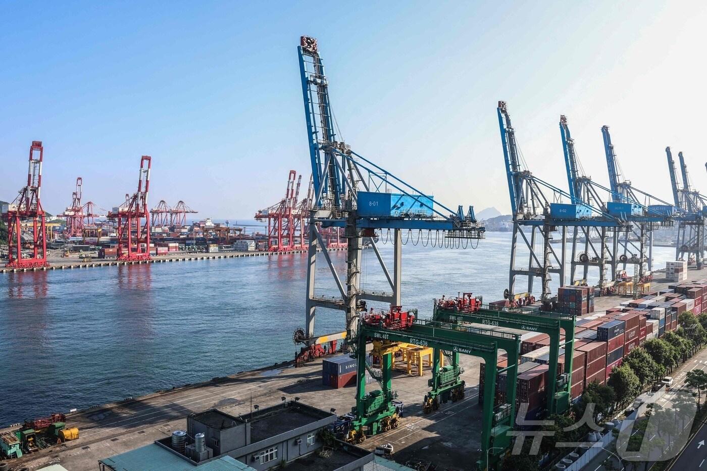 7일 대만 기룽항의 크레인들. 이날 유럽연합(EU)과 인도를 포함한 전 세계 수십 개 경제권에 미국의 관세 인상 적용이 시작됐다. 대만에 적용된 상호관세는 20%다. 2025.08.07. ⓒ AFP=뉴스1 ⓒ News1 권영미 기자
