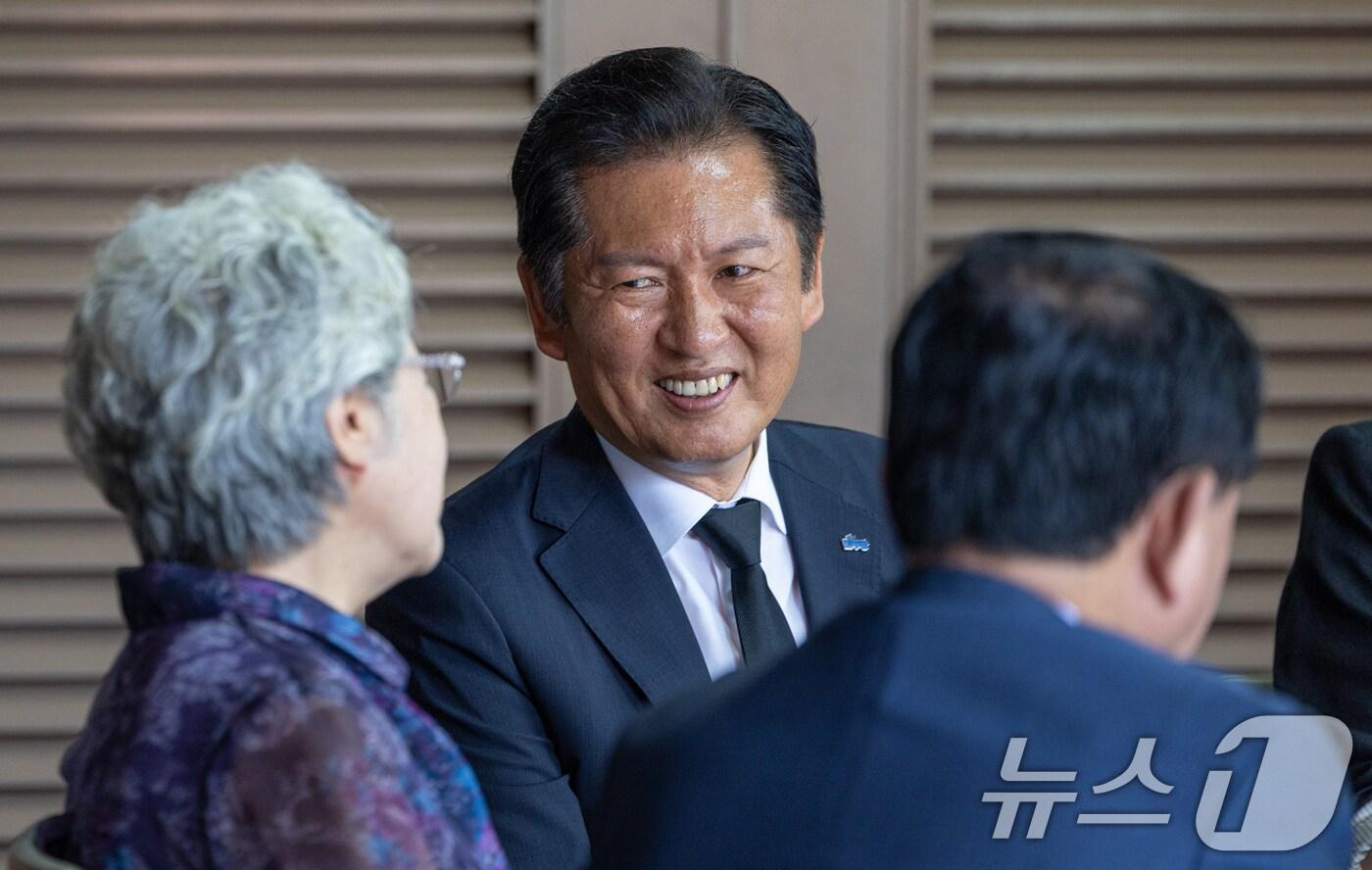 정청래 더불어민주당 대표가 7일 경남 김해시 봉하마을 노무현 전 대통령 사저를 예방해 권양숙 여사와 대화를 하고 있다. &#40;더불어민주당 제공. 재판매 및 DB금지&#41; 2025.8.7/뉴스1