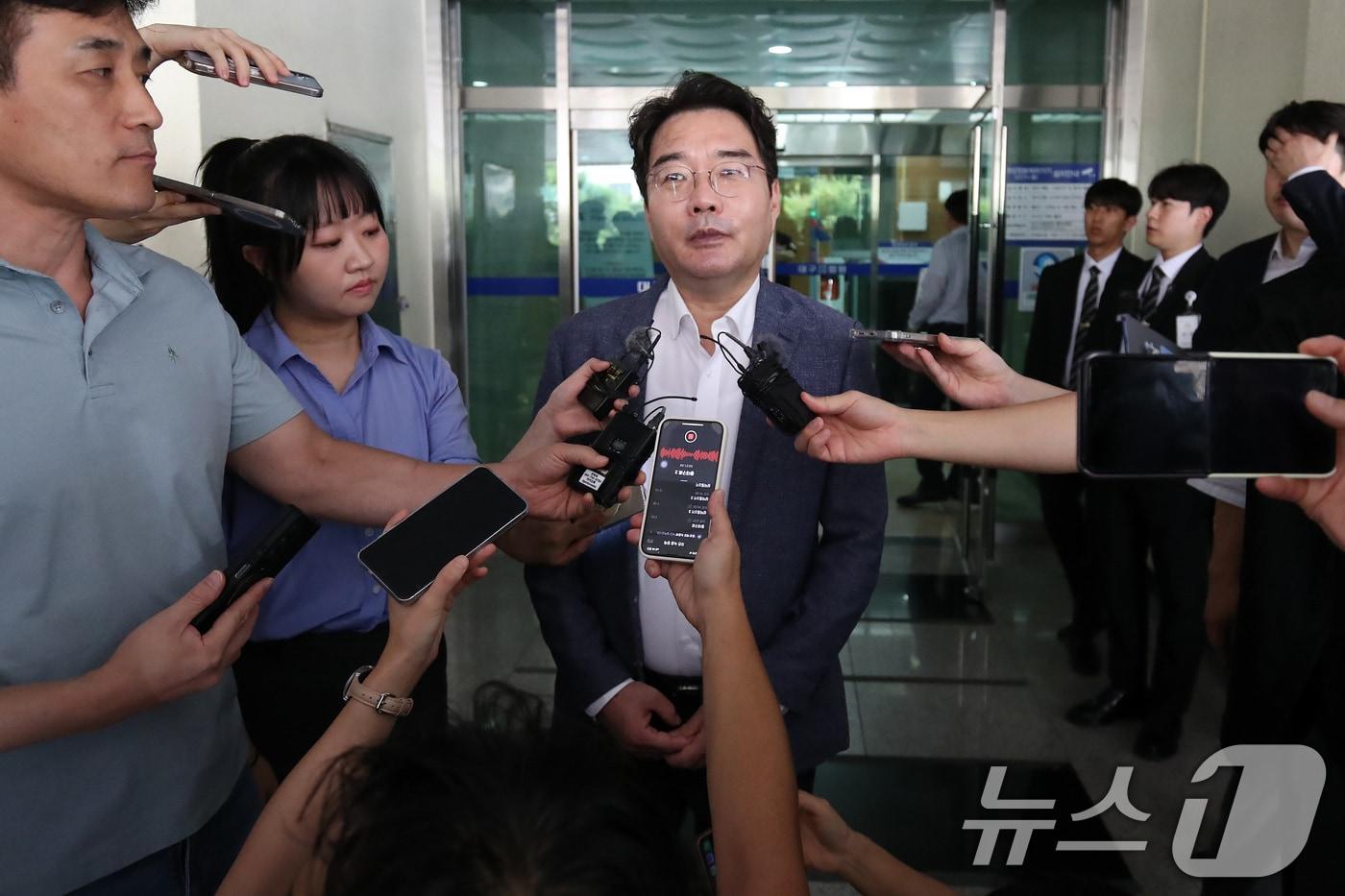 정치자금법 위반 혐의로 기소된 윤석준 대구 동구청장이 지난 7일 오후 대구지법에서 열린 1심 선고 공판에서 당선 무효형에 해당하는 벌금 200만 원을 선고받은 뒤 입장을 밝히고 있다. 2025.8.7/뉴스1 ⓒ News1 공정식 기자
