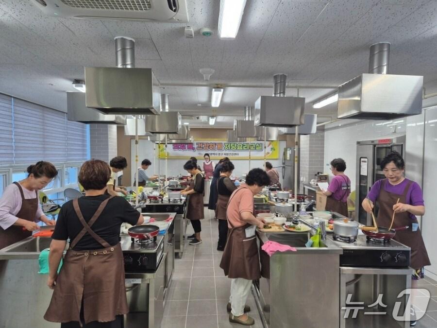 본문 이미지 - 부산 중구 '맛있게, 건강하게 저당요리교실' 참가자들이 요리를 만들고 있다.(중구 제공. 재판매 및 DB 금지)