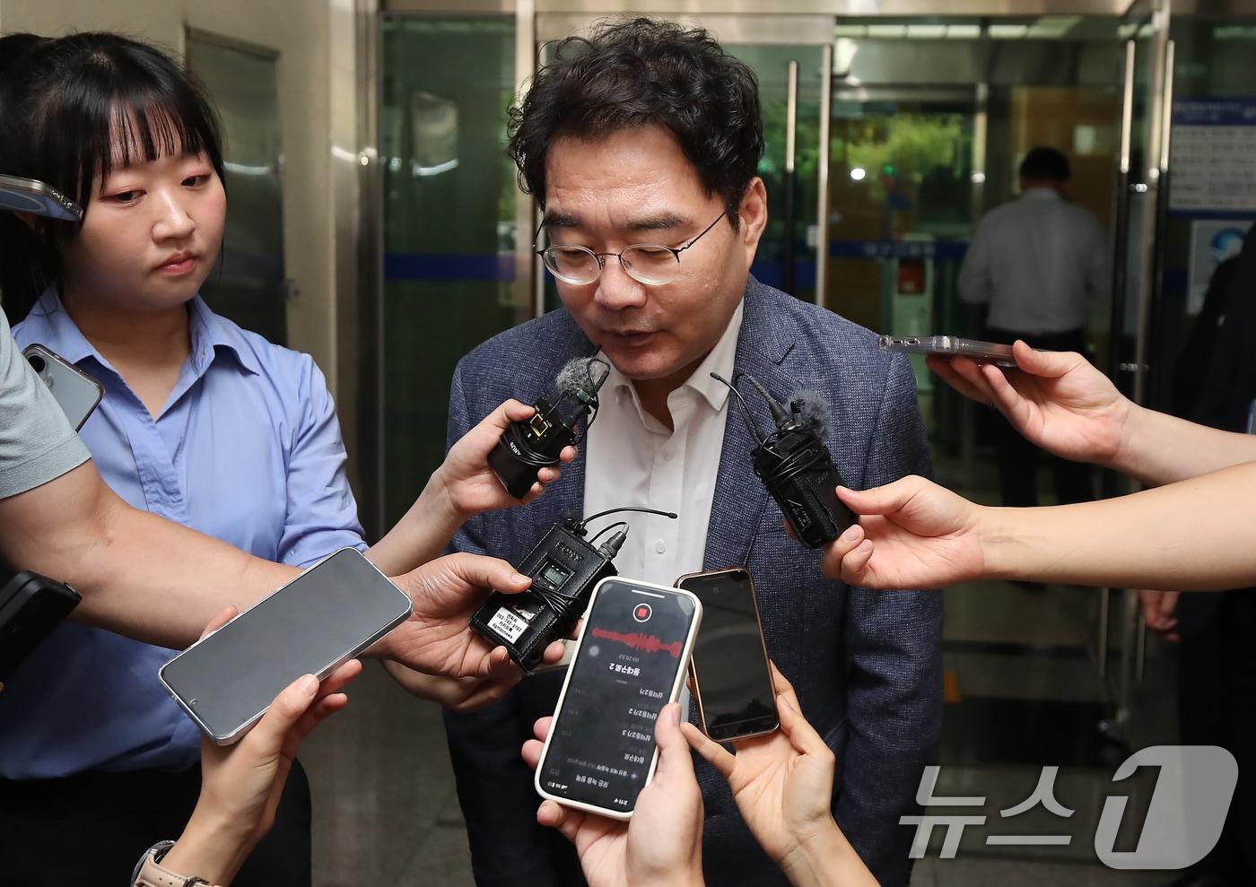 정치자금법 위반 혐의로 기소된 윤석준 대구 동구청장이 지난 7일 대구지법에서 열린 1심 선고 공판에서 당선 무효형에 해당하는 벌금 200만 원을 선고받은 후 주민들에게 사과했다. 2025.8.7/뉴스1 ⓒ News1 공정식 기자