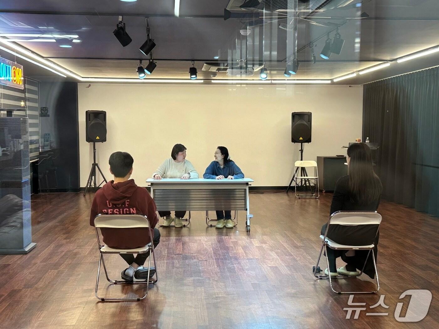 본문 이미지 - 울산 동구 청년스테이지온은 지난 6월부터 10월까지 2025년 청년 예술강사 지원사업으로 마련된 ‘아트클래스’를 운영 중이다.(울산 동구 제공. 재판매 및 DB금지)/뉴스1