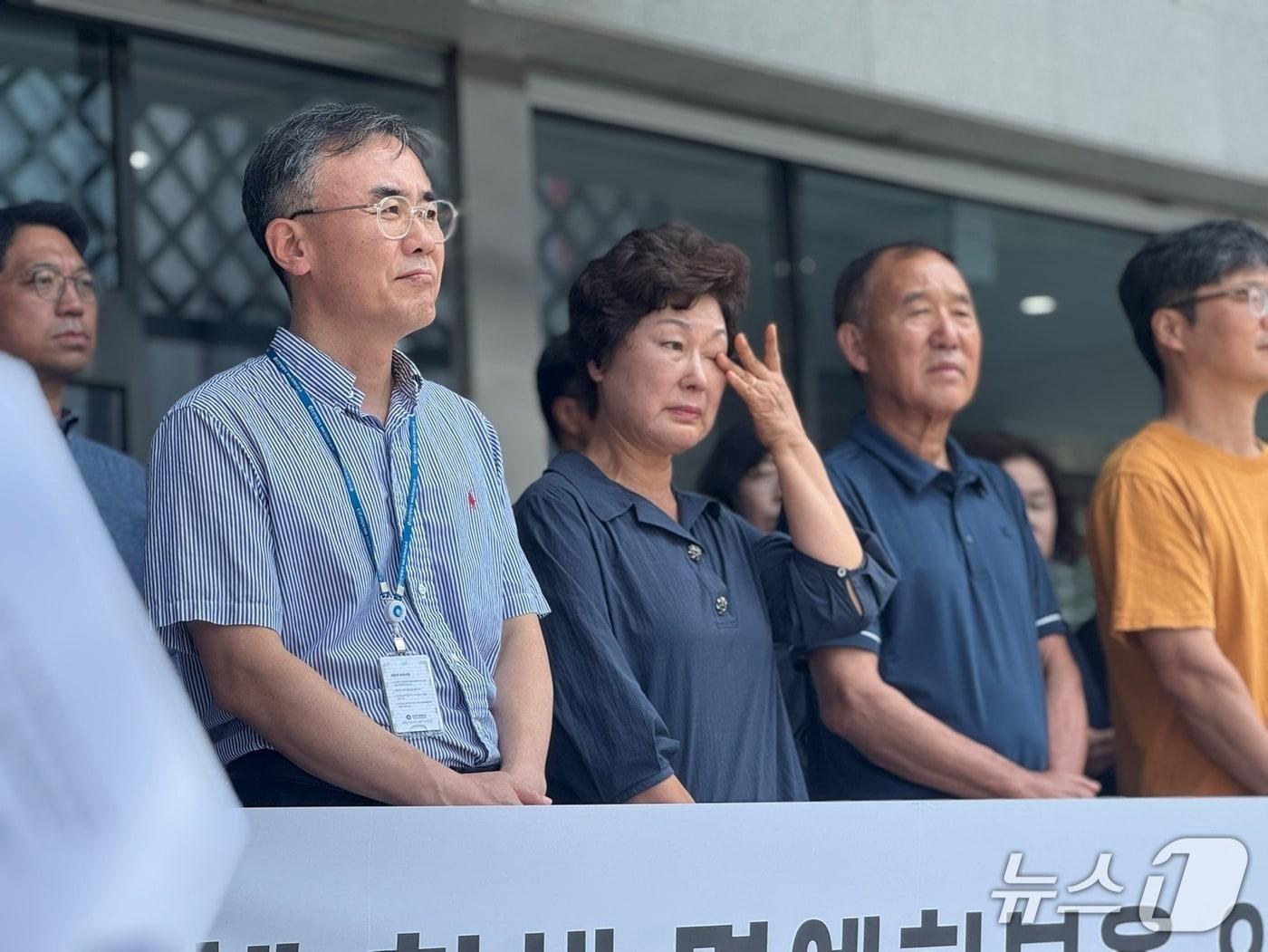 본문 이미지 - 인천 인현동 화재 참사 유가족협의회와 인권운동공간 활 등 시민단체들은 7일 오전 인천시청 앞에서 기자회견을 열고 "중구가 제정한 보상 조례에서 '종업원'이라는 이유로 피해자를 보상 대상에서 제외한 것은 명백한 차별"이라며 관련 조례 개정을 촉구했다.2025.8.7/뉴스1