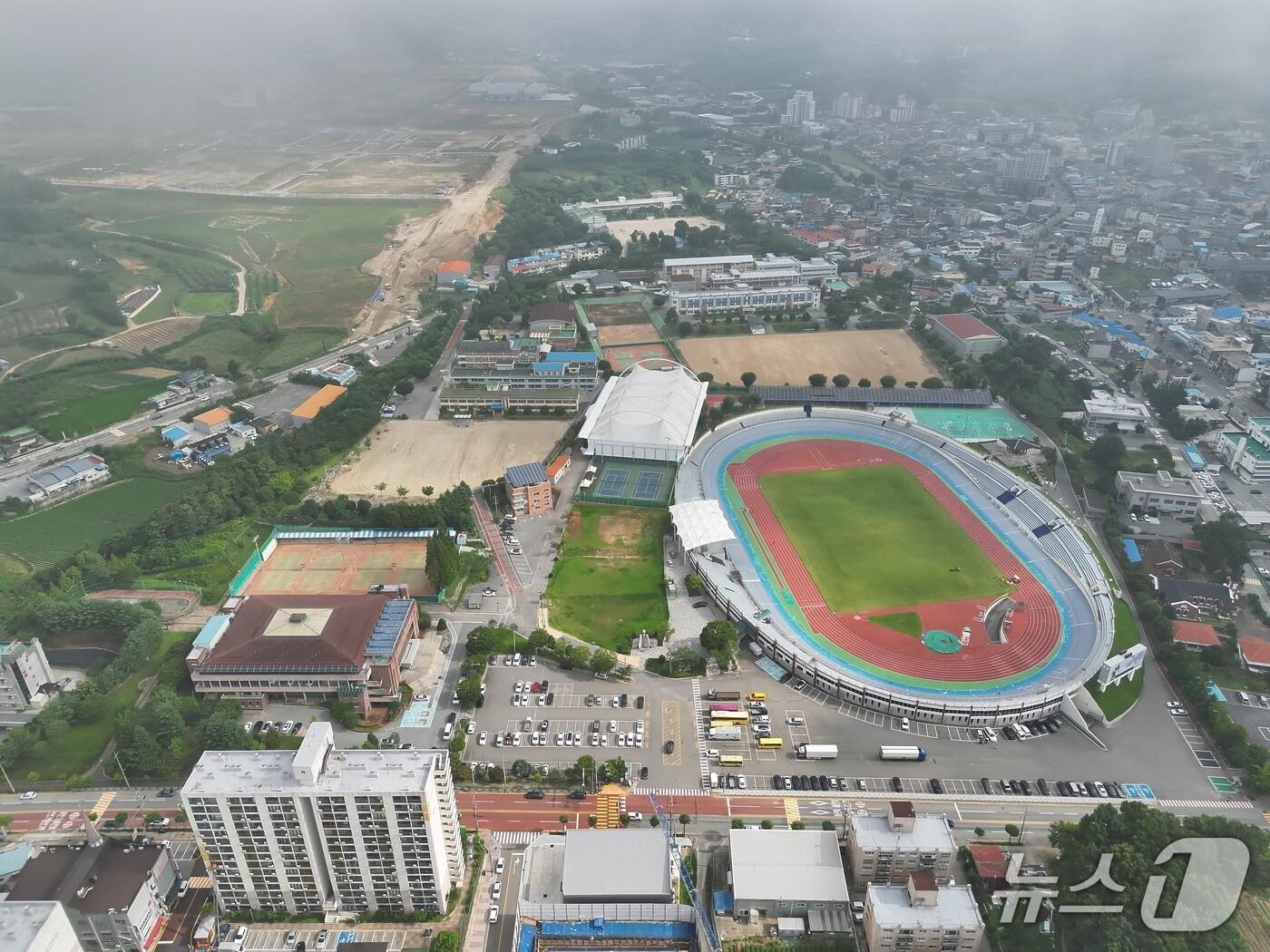 본문 이미지 - 음성종합운동장 전경.&#40;음성군 제공. 재판매 및 DB금지&#41;/뉴스1 