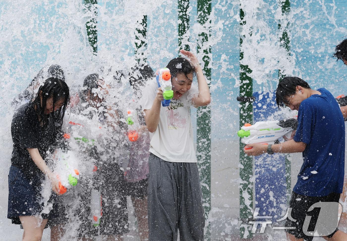 절기상 입추&#40;立秋&#41;인 7일 오후 경기 용인시 기흥구 한국민속촌을 찾은 아이들이 시원한 물을 맞으며 더위를 식히고 있다. 2025.8.7/뉴스1 ⓒ News1 김영운 기자