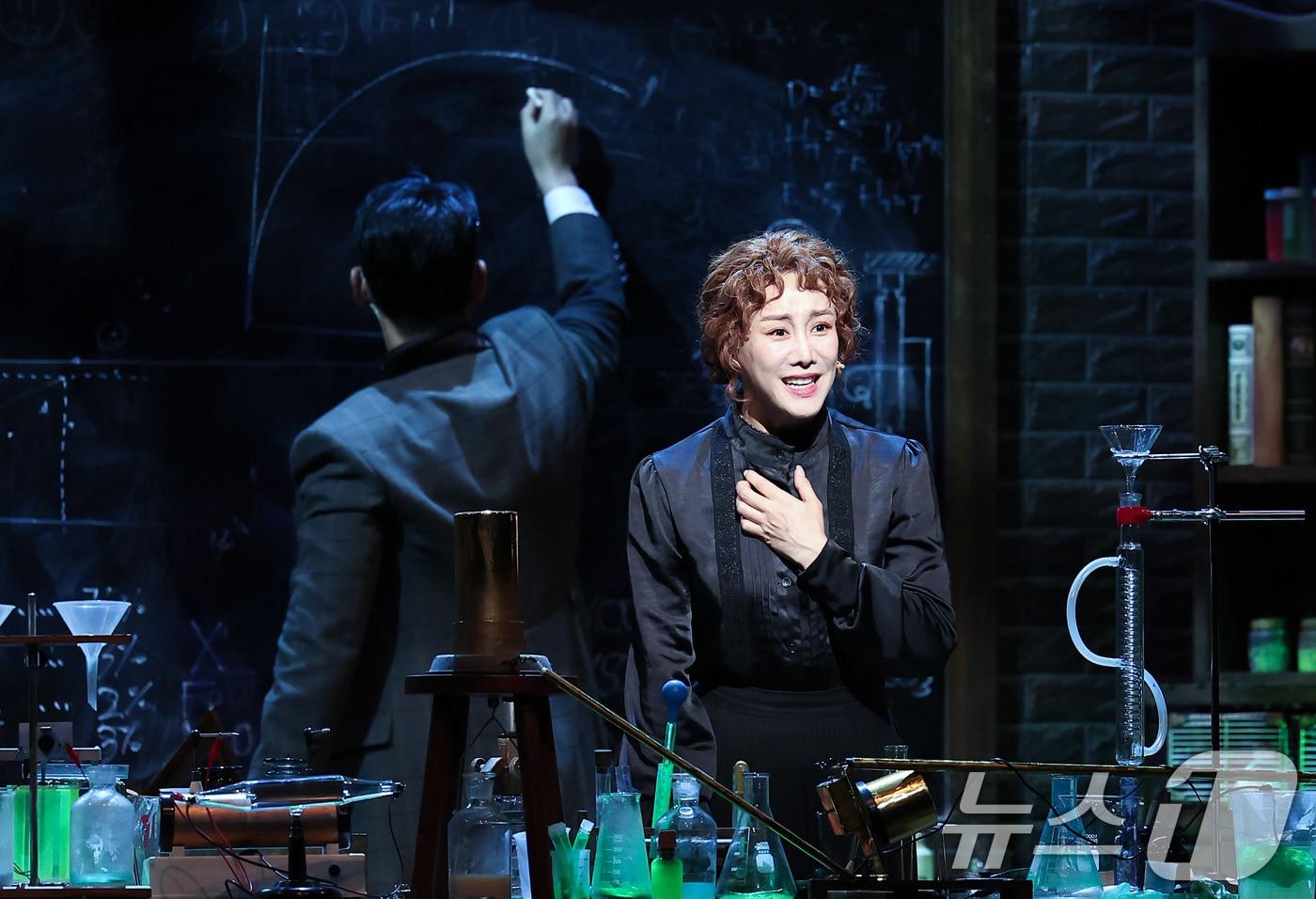 뮤지컬 배우 김소향이 7일 서울 강남구 광림아트센터 BBCH홀에서 열린 뮤지컬 &#39;마리 퀴리&#39; 프레스콜에서 연기를 펼치고 있다. &#39;마리 퀴리&#39;는 새로운 방사성 원소 라듐을 발견해 노벨상을 받은 여성 과학자 마리 퀴리의 삶을 모티브로 한 뮤지컬로 오는 10월 19일까지 공연한다. 2025.8.7/뉴스1 ⓒ News1 김성진 기자