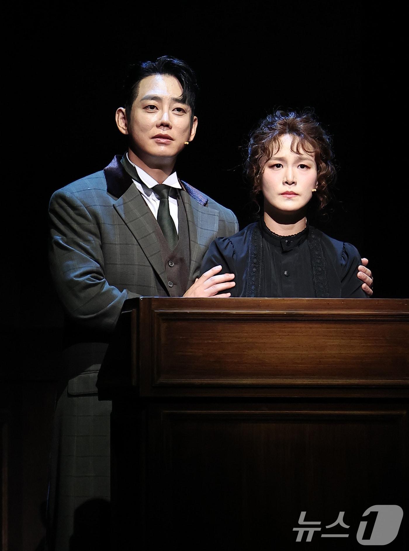 본문 이미지 - 뮤지컬 배우 테이와 박혜나가 7일 서울 강남구 광림아트센터 BBCH홀에서 열린 뮤지컬 &#39;마리 퀴리&#39; 프레스콜에서 연기를 펼치고 있다. &#39;마리 퀴리&#39;는 새로운 방사성 원소 라듐을 발견해 노벨상을 받은 여성 과학자 마리 퀴리의 삶을 모티브로 한 뮤지컬로 오는 10월 19일까지 공연한다. 2025.8.7/뉴스1 ⓒ News1 김성진 기자