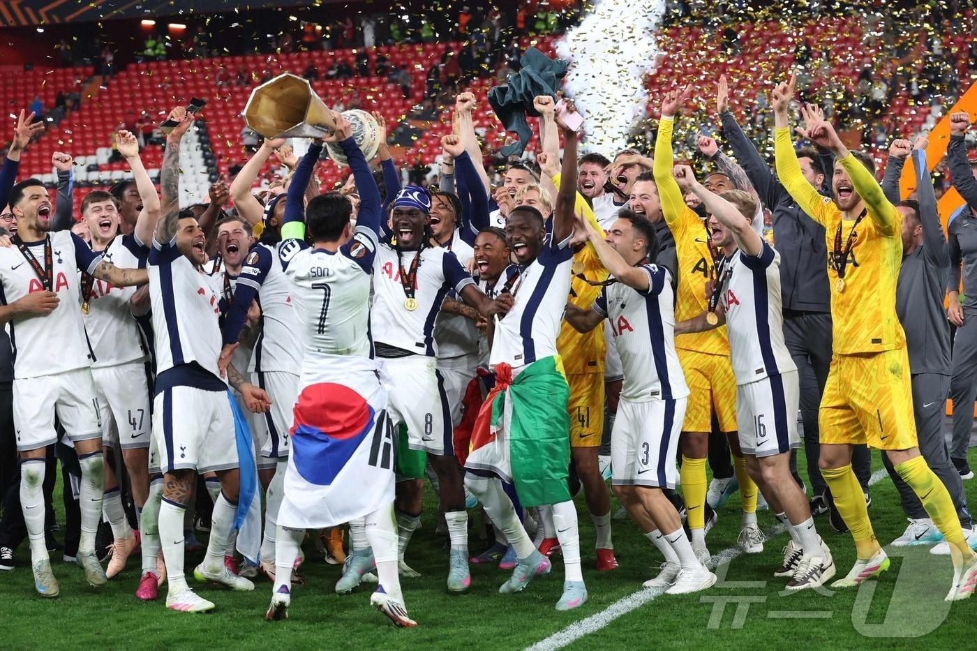 태극기를 두르고 유러파리그 트로피를 들어올린 손흥민 ⓒ AFP=뉴스1