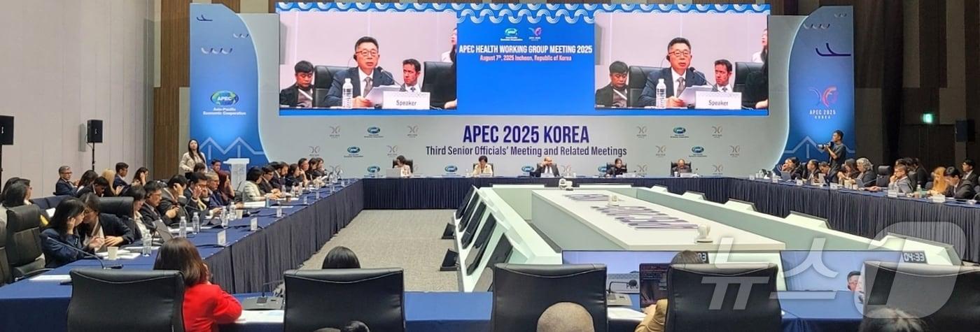 충북 진천군이 선도적으로 추진 중인 진천형 의료-돌봄 통합지원 사업을 7일 정덕희 전 진천군 문화복지국장이 아시아 태평양 경제협력체&#40;APEC&#41;에 소개하고 있다.&#40;진천군 제공&#41;.2025.8.7 /뉴스1