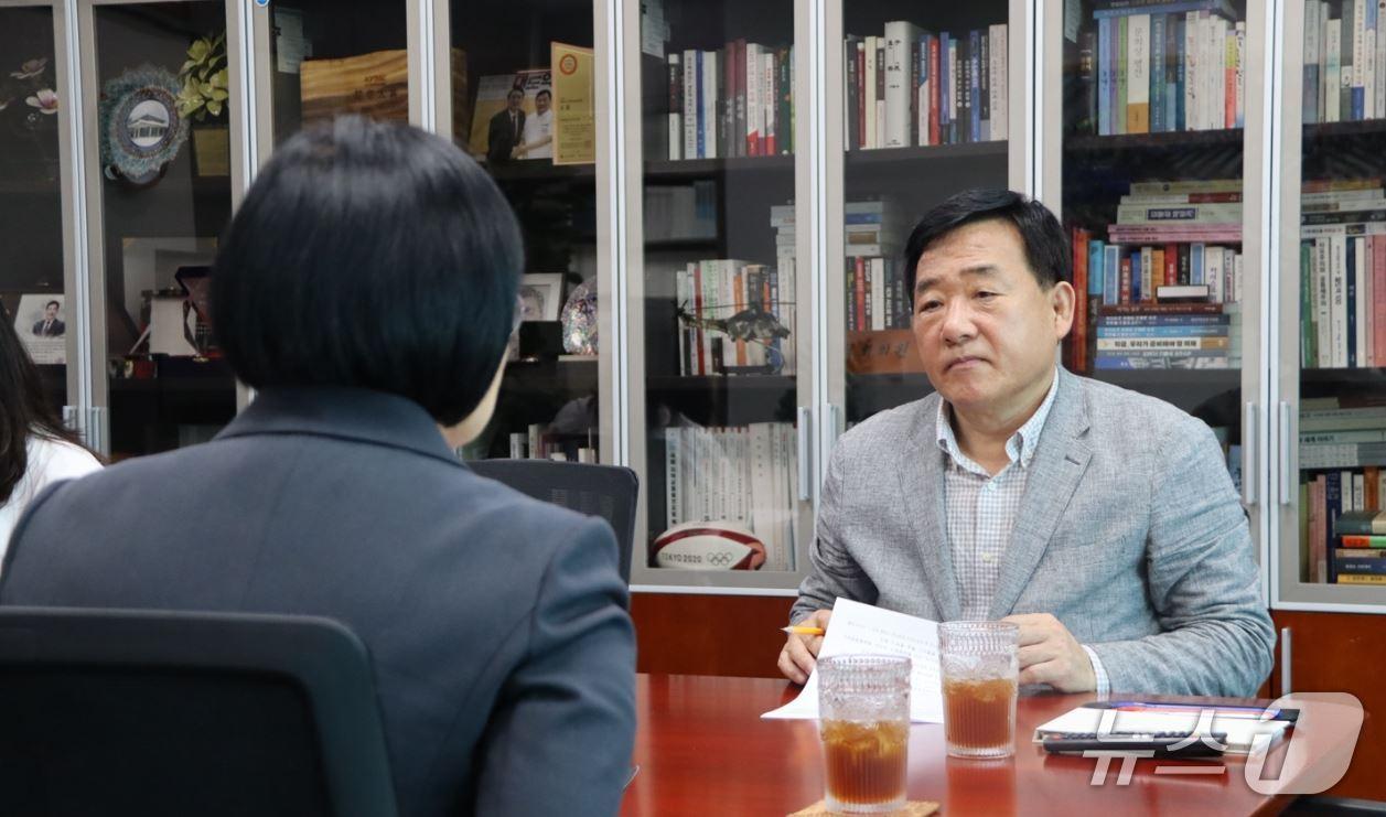 본문 이미지 - 박성민 국민의힘 의원(오른쪽)이 7일 한성숙 중소벤처기업부 장관(왼쪽)을 만나 울산의 창업 경쟁력 제고를 위한 정부의 지원을  요청하고 있다.(박성민 의원실 제공. 재판매 및 DB금지)/뉴스1