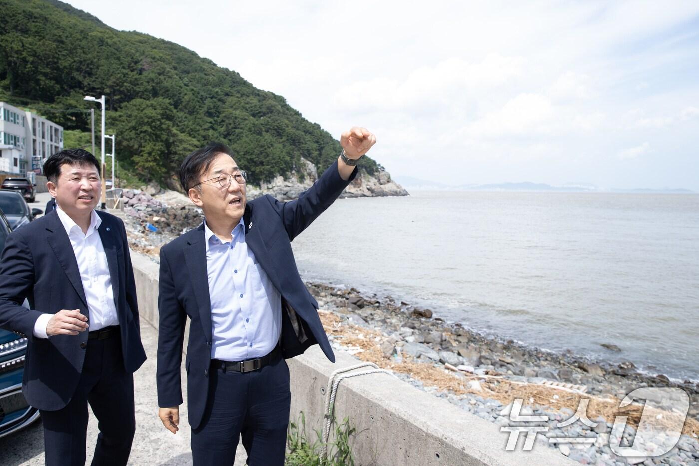 김윤덕 국토교통부 장관이 7일 가덕도신공항건설공단과 부산광역시 강서구 가덕도신공항 건설 에정지를 방문해 사업 추진현황과 현장 여건을 직접 살펴보고 있다. &#40;국토교통부 제공. 재판매 및 DB 금지&#41; 2025.8.7/뉴스1
