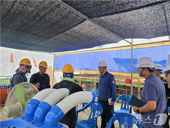 본문 이미지 - 대구지방고용노동청이 7일 건설현장을 방문해 근로자들의 작업 환경을 점검했다.(대구지방고용노동청 제공.재판매 및 DB 금지)