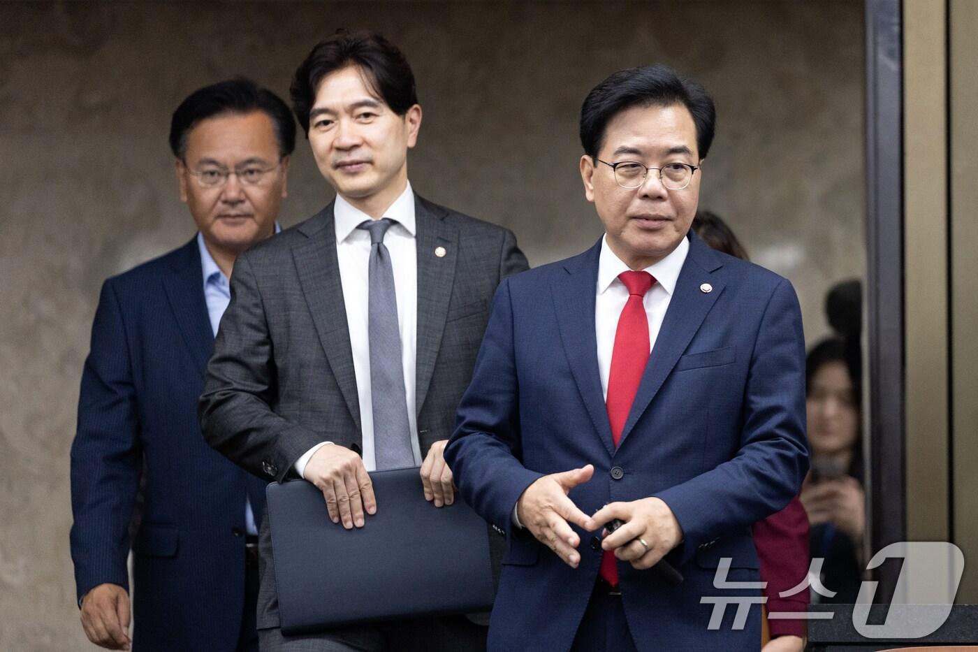 송언석 국민의힘 비상대책위원장 겸 원내대표가 8일 오후 서울 여의도 국회에서 열린 긴급 의원총회에 참석하고 있다. 2025.8.7/뉴스1 ⓒ News1 이승배 기자