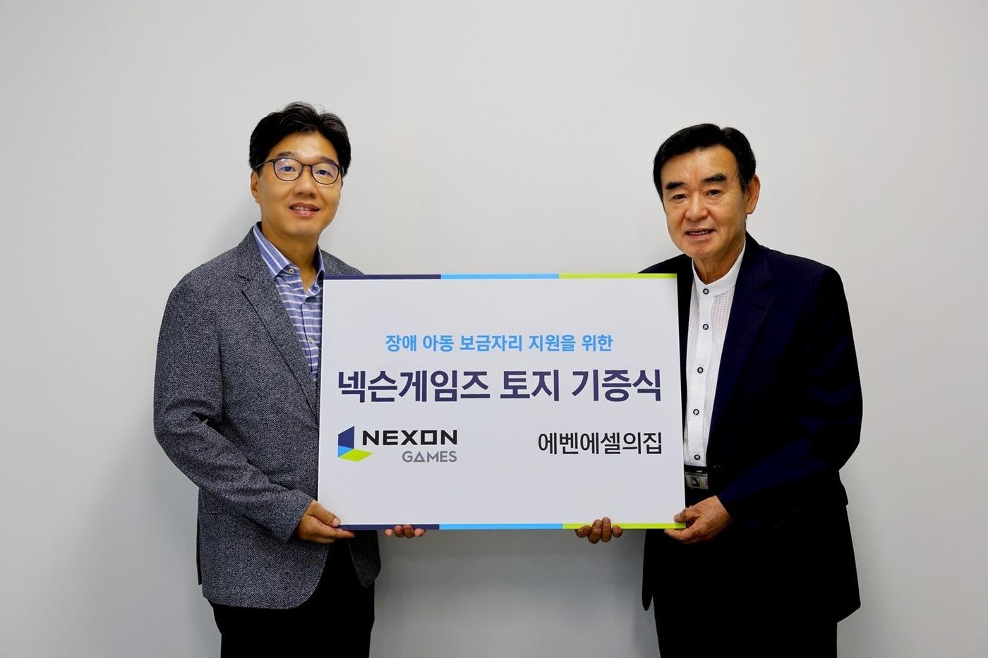 강인수 넥슨게임즈 경영총괄본부장(사진 왼쪽)과 김두호 에벤에셀의집 시설장.(넥슨게임즈 제공. 재판매 및 DB금지)2025.8.7/뉴스1