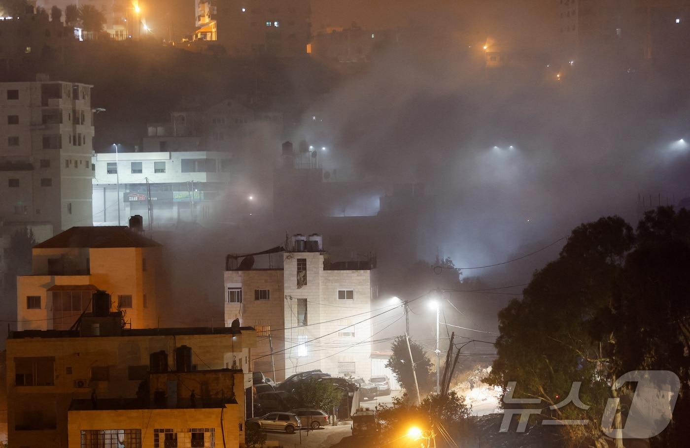 이스라엘군이 7일(현지시간) 이스라엘이 점령한 서안지구 헤브론에서 팔레스타인 공격자의 집을 파괴하고 있다. 2025.8.7 ⓒ 로이터=뉴스1 ⓒ News1 김경민 기자