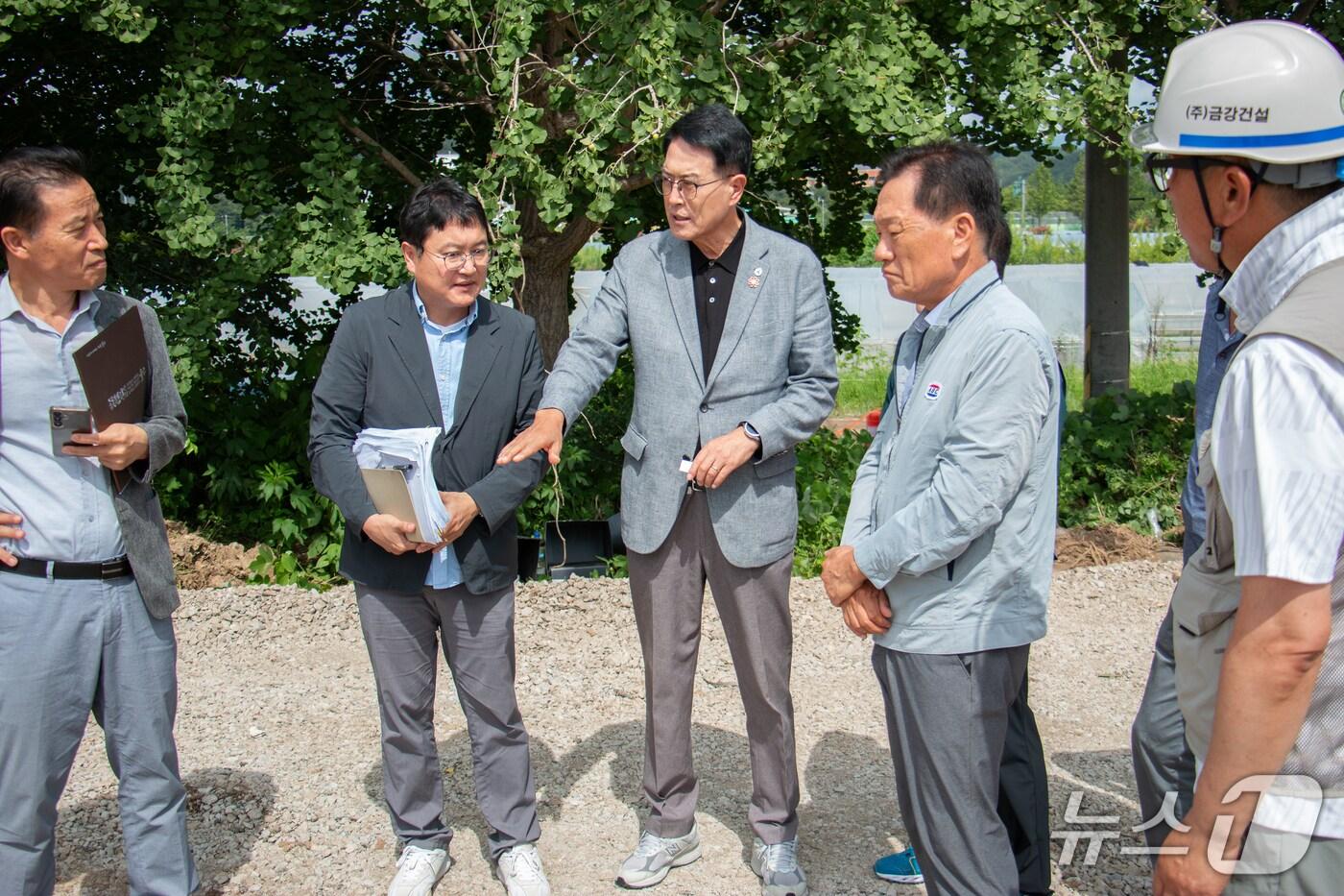 이순걸 울산 울주군수가 7일 대체주차장 예정 부지를 찾아 현장을 둘러보고 조속한 사업 추진을 당부했다. (울주군 제공. 재판매 및 DB금지)/뉴스1