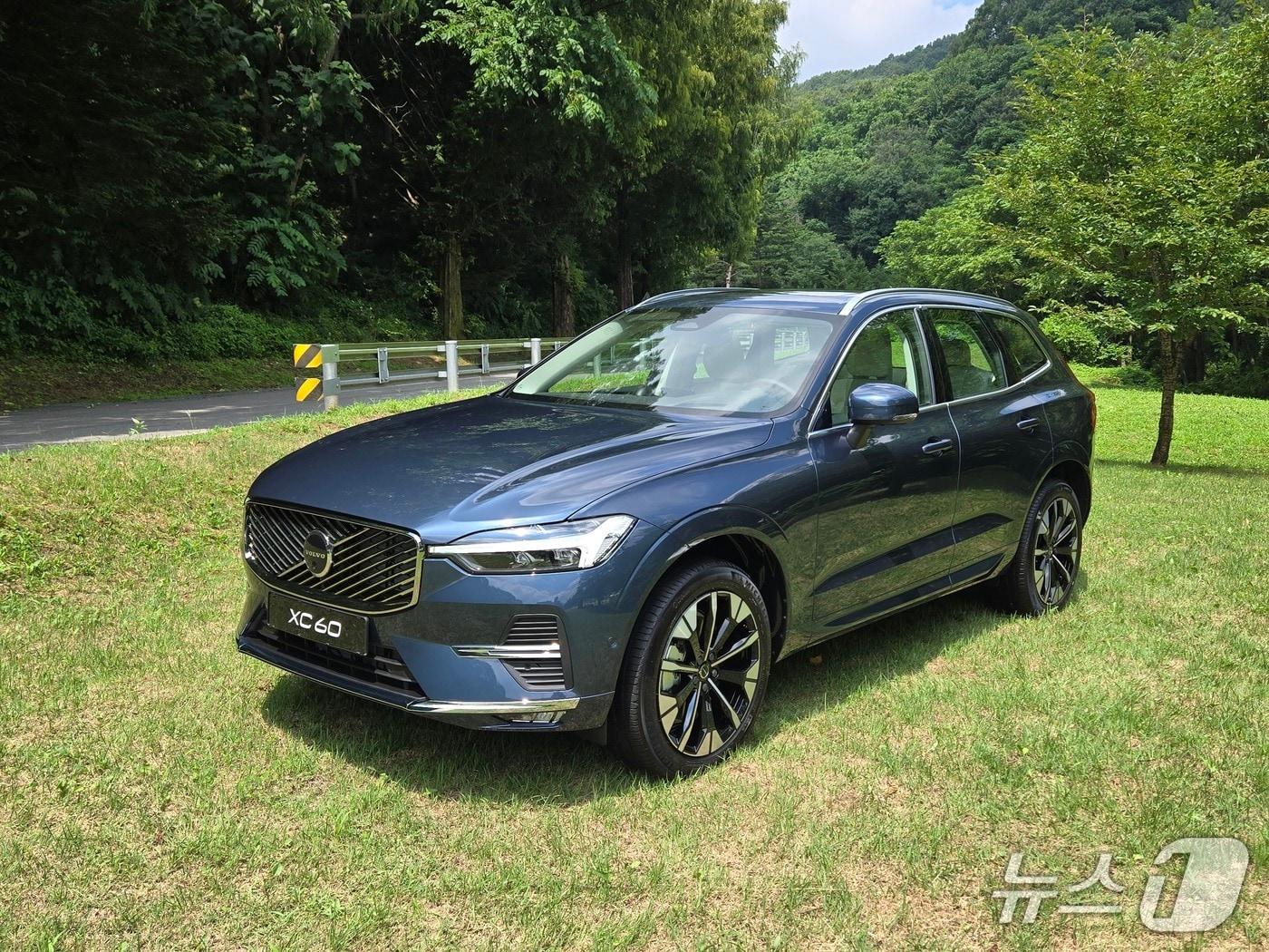 본문 이미지 - 볼보자동차 중형 스포츠유틸리티차&#40;SUV&#41; &#39;XC60&#39; 2세대 2차 페이스리프트 모델 외관. 브라이트 테마가 적용된 B5 AWD 울트라 트림으로, 프런트 그릴이 전작의 수직형 크롬 재질에서 벗어나 사선형 무광으로 변경됐다. 프런트 그릴 테두리와 도어 트림은 브라이트 테마에선 전작과 동일하게 크롬으로 처리됐다. 2025.08.05/뉴스1 김성식 기자