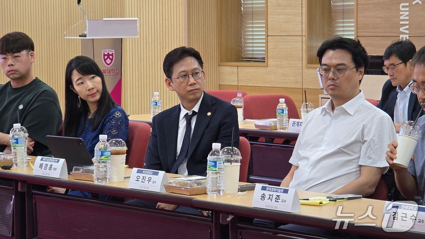 7일 배경훈 과기정통부 장관은 충북 청주시 충북대에서 기초연구 진흥방안 현장 간담회를 진행했다./뉴스1 ⓒNews1 윤주영 기자