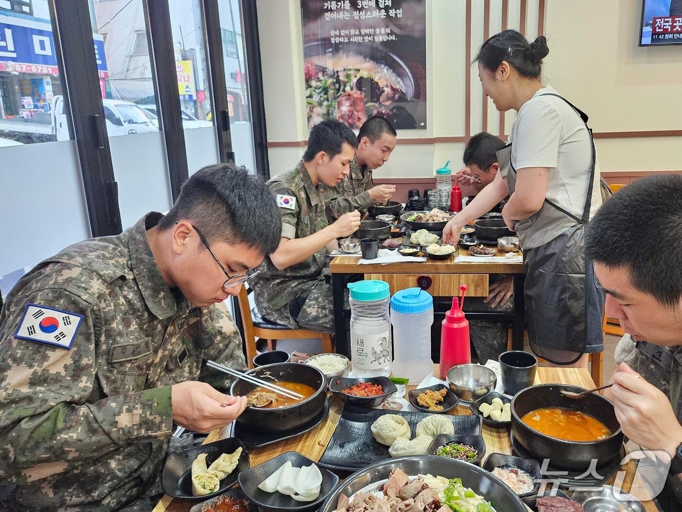 본문 이미지 - 육군 31보병사단 비호여단 장병들이 6일 광주 북구 골목식당에서 점심을 사먹으며 지역 상생 활동을 펼치고 있다.&#40;31사단 제공. 재판매 및 DB 금지&#41; 2025.8.7