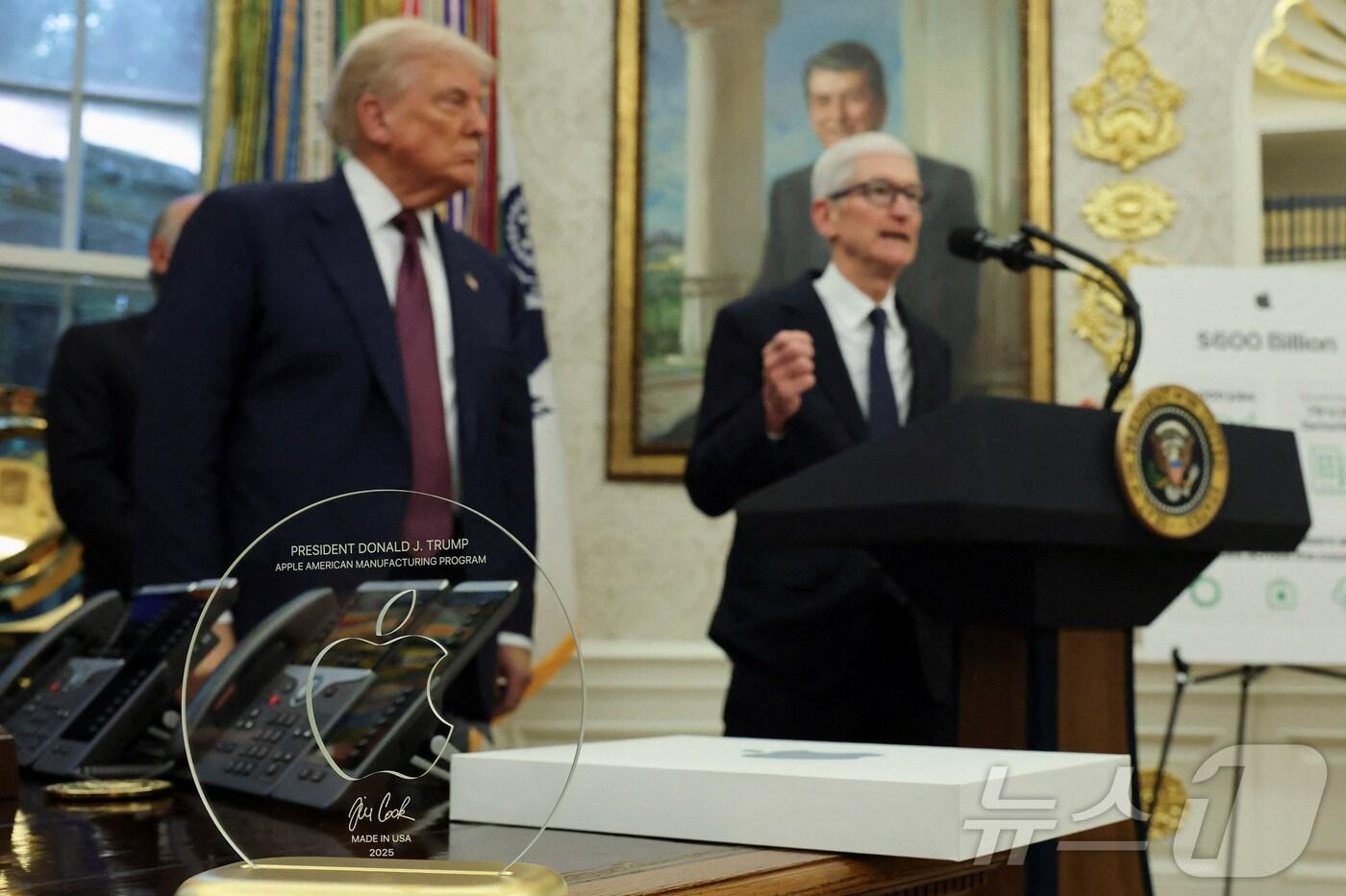 애플의 팀 쿡 최고경영자(CEO)가 6일(현지시간) 도널드 트럼프 미국 대통령과 함께 백악관 오벌 오피스에서 애플의 미국 제조업에 대한 1000억 달러 투자 계획을 발표했다.2025.8.6 ⓒ 로이터=뉴스1
