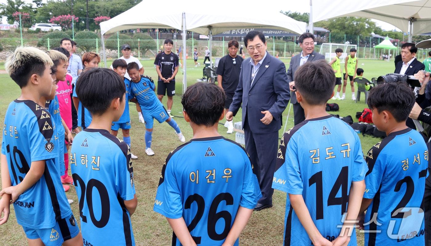 주낙영 경주시장이 7일 화랑대기 전국 유소년 축구대회가 열리는 알천구장을 찾아 연습 중인  선수들을 격려했다. (경주시 제공, 재판매 및 DB금지) 2025.8.7/뉴스1