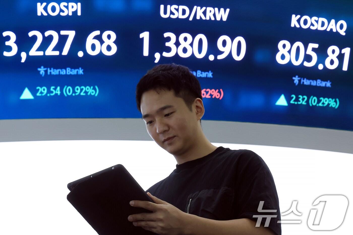 7일 오후 서울 중구 하나은행 본점 딜링룸 전광판에 증시가 표시되고 있다. 2025.8.7/뉴스1 ⓒ News1 박정호 기자