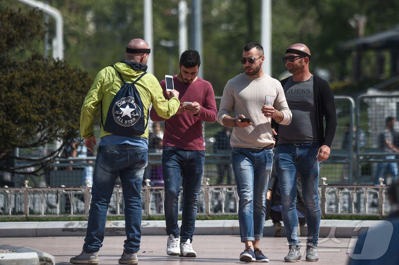 2017년 5월 2일(현지시간) 튀르키예 이스탄불의 탁심 광장에서 모발 이식 시술을 받은 환자들이 산책하고 있다. (사진은 기사 내용과 무관함) 2017.05.02. ⓒ AFP=뉴스1 ⓒ News1 윤다정 기자