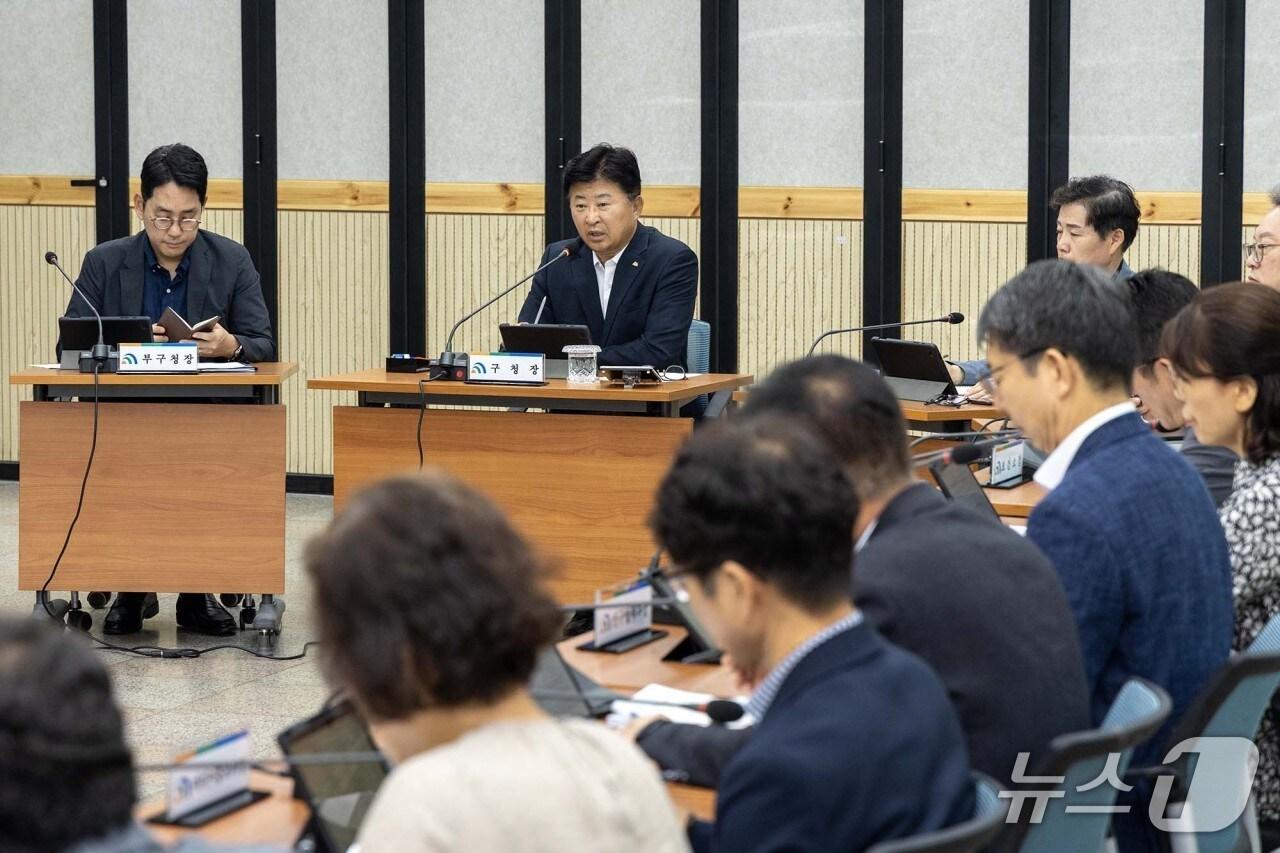 본문 이미지 - 최충규 대덕구청장이 확대간부회의를 주재하고 있다.(대덕구 제공. 재판매 및 DB금지)/뉴스1