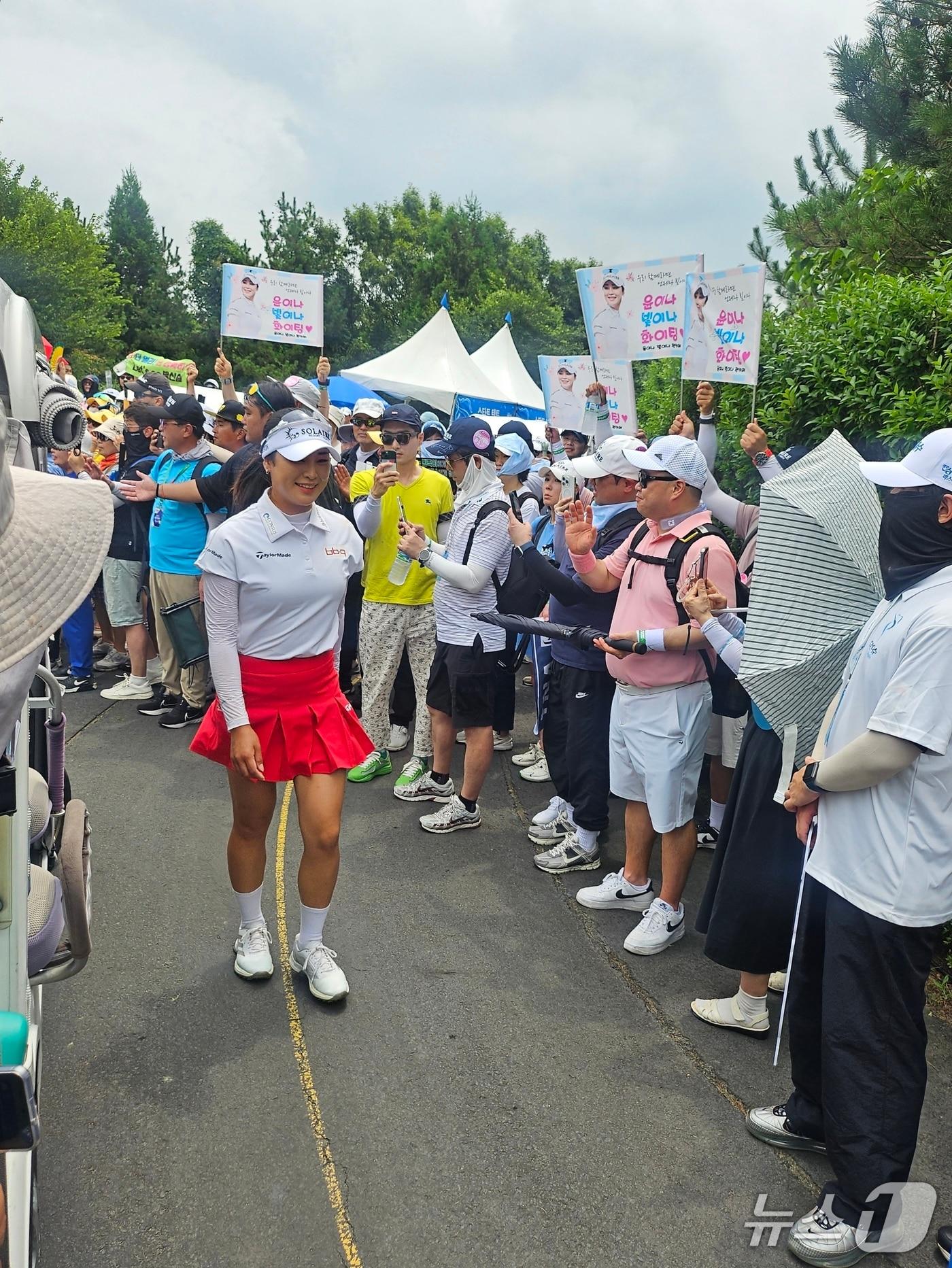 본문 이미지 - 윤이나가 7일 열린 KLPGA투어 제주 삼다수 마스터스 1라운드 경기 도중 팬들의 응원을 받으며 이동하고 있다. ⓒ News1