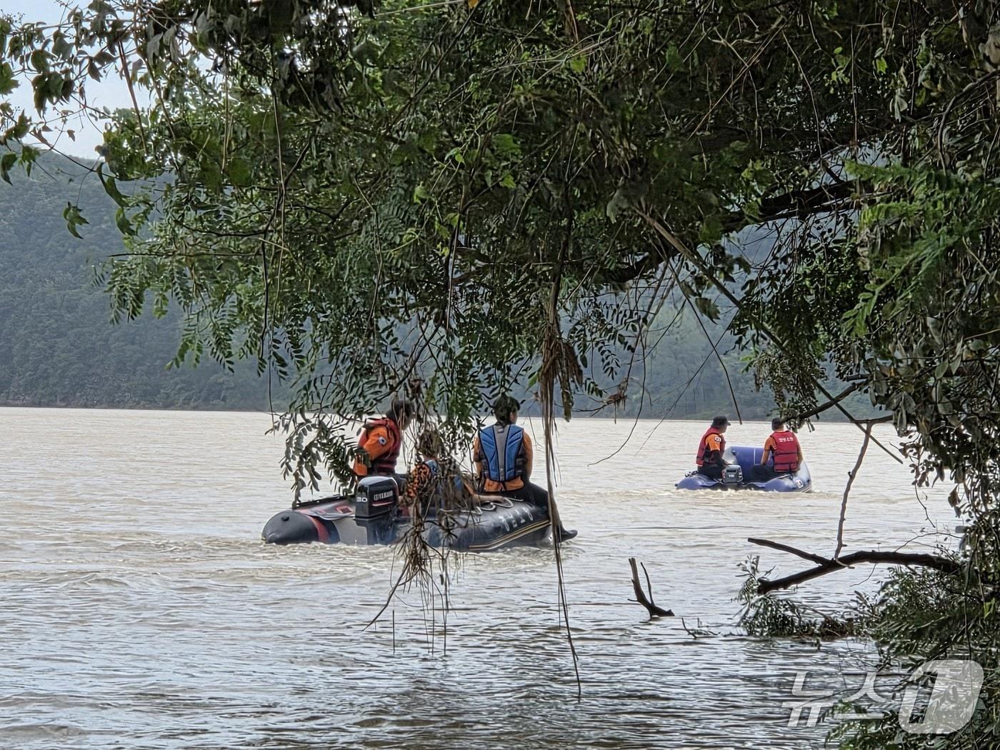 본문 이미지 - 경남소방본부가 실종자를 찾기 위해 산청군 신안면 소이교 주변 하천을 수색하고 있다&#40;경남소방본부 제공. 재판매 및 DB금지&#41;